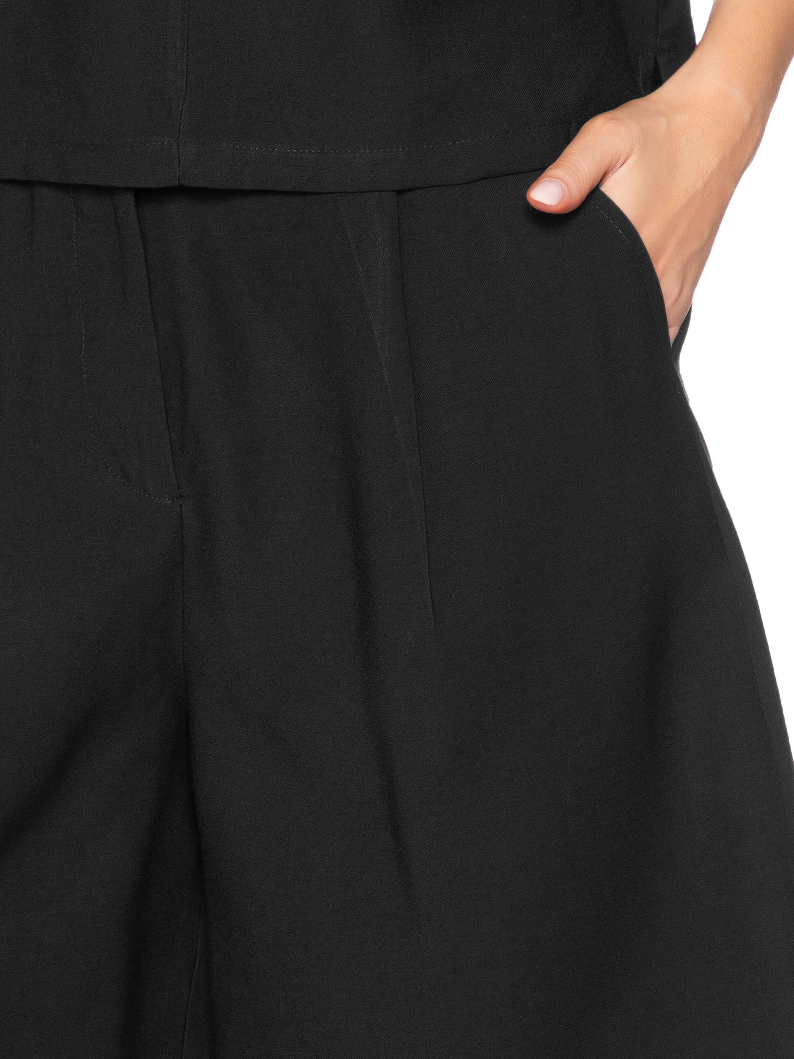 Bermuda Feminina Reta Com Bolso Preto Basiq