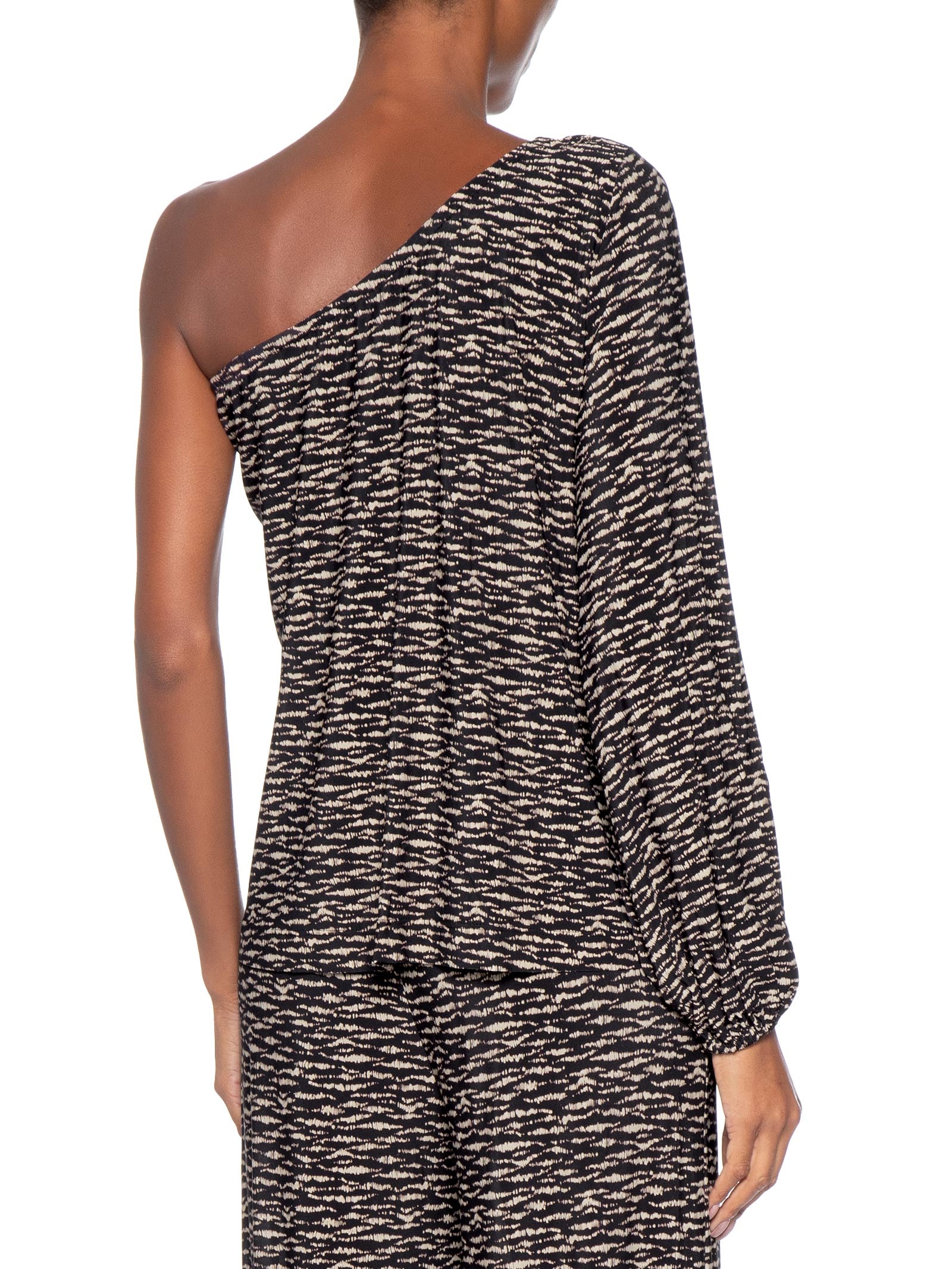 Blusa Feminina Um Ombro Só Estampa Trace Preto Maria Filó