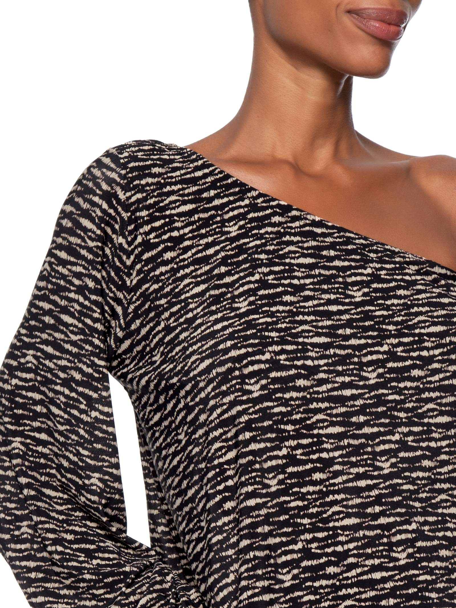 Blusa Feminina Um Ombro Só Estampa Trace Preto Maria Filó