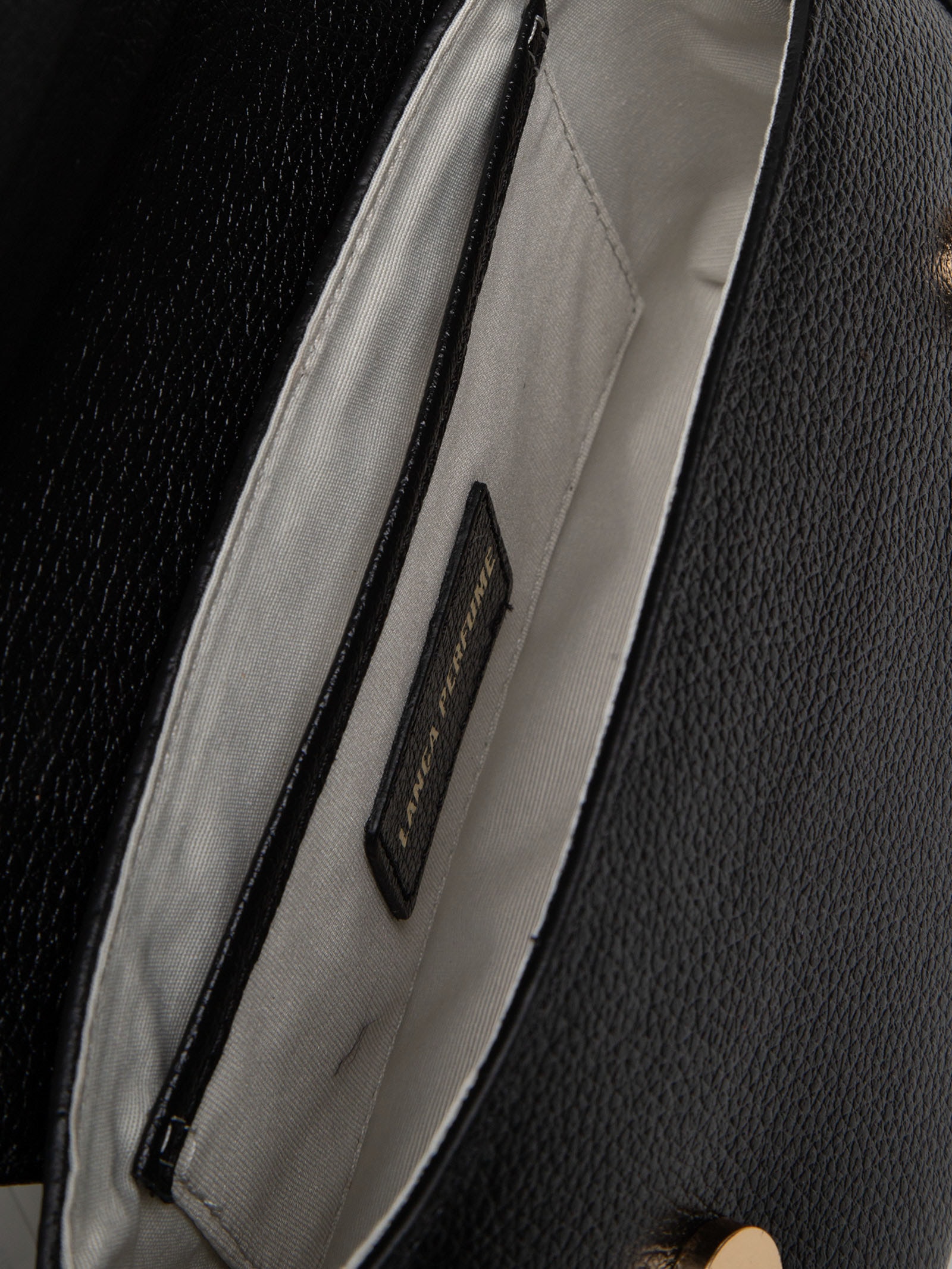 Bolsa Feminina Pequena Crossbody Com Enfeite Couro Preto Lança Perfume
