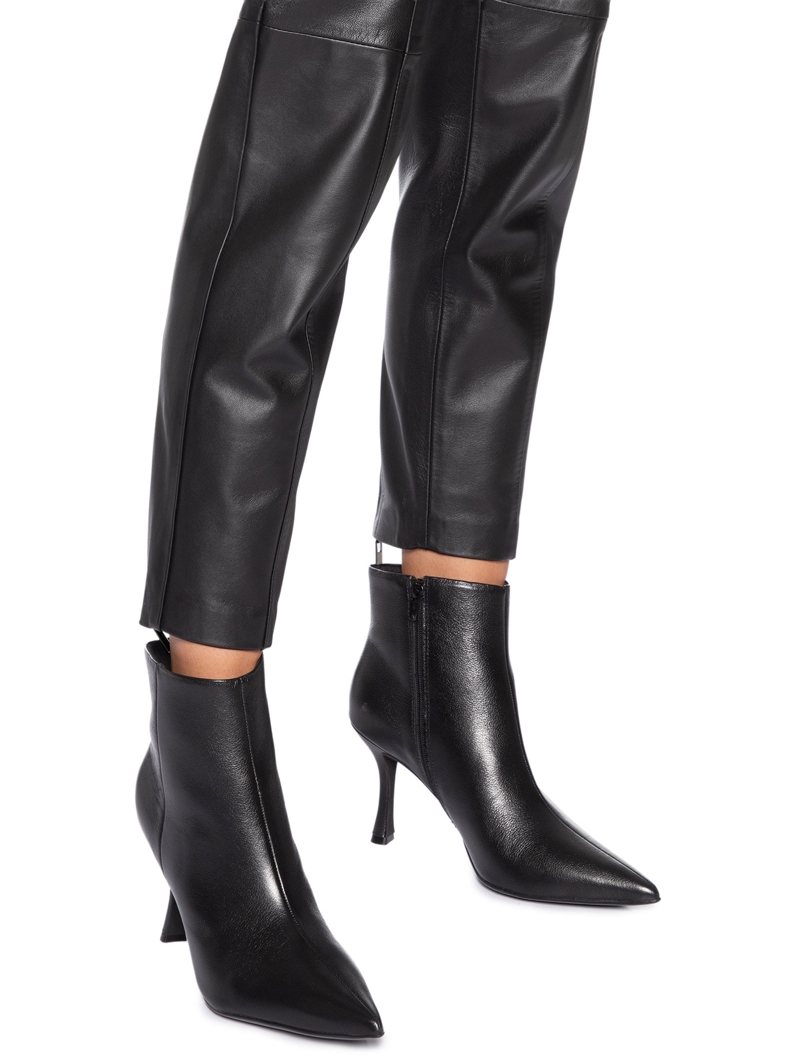 Bota Feminina Cano Baixo Em Couro Preto Market 33