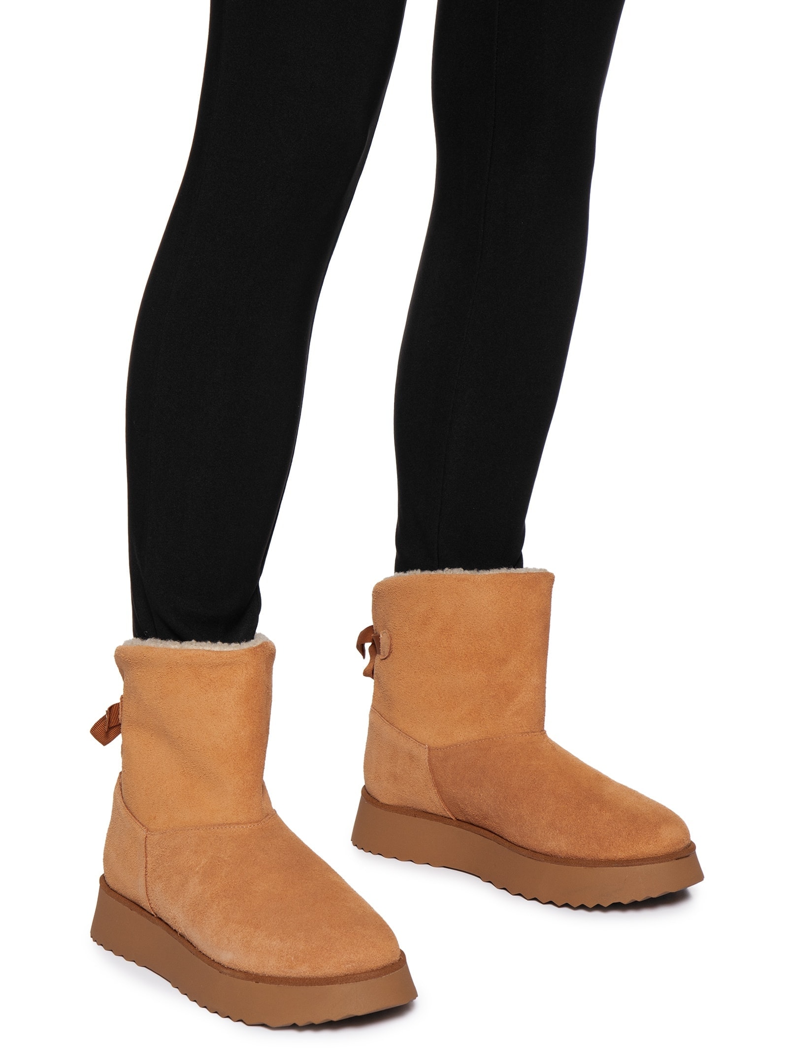 Bota Feminina Peluciada Em Camurça Marrom Market 33