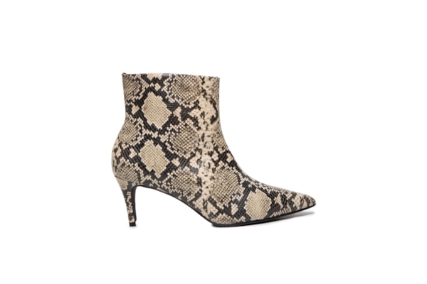 Bota Feminina Salto Baixo Em Couro - Animal Print