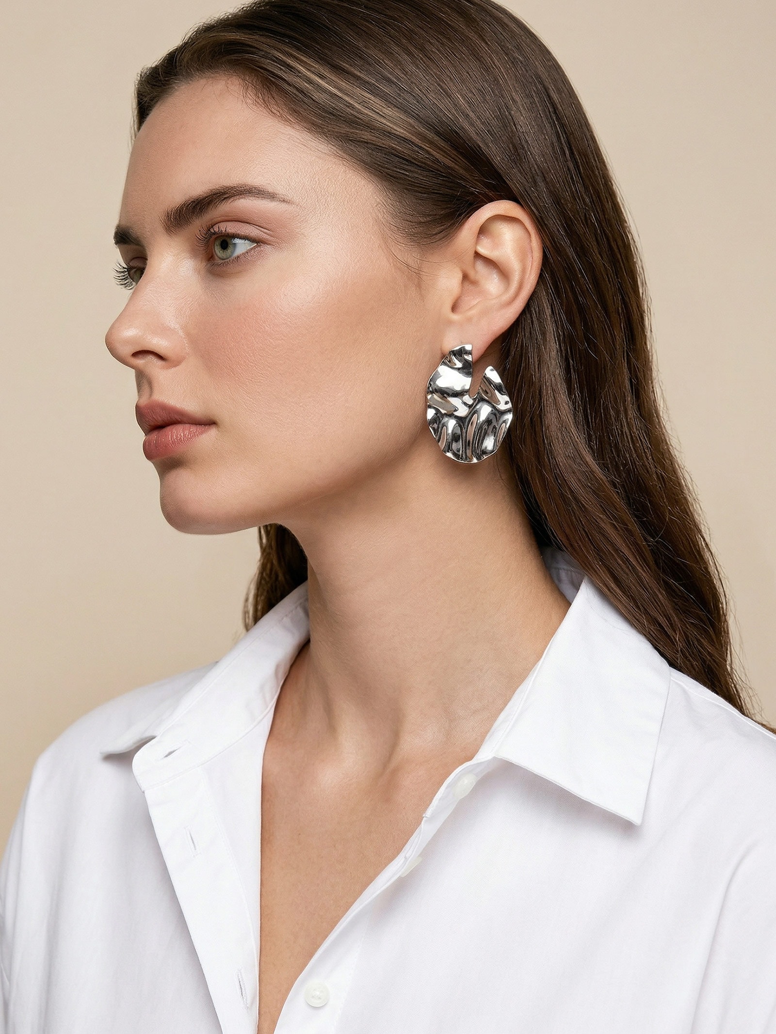 Brinco Feminino Redondo Martelado Prateado Basiq