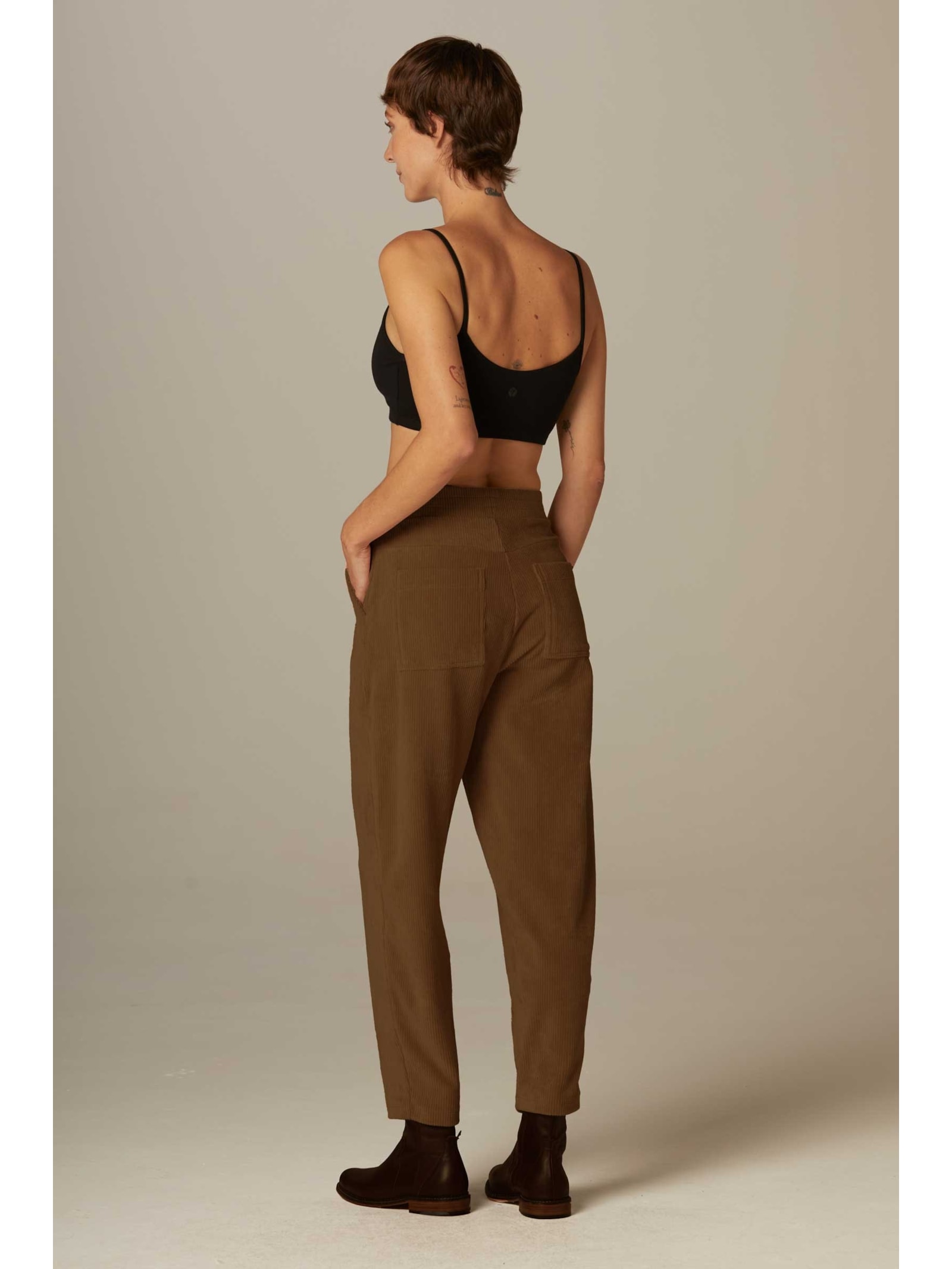 Calça Cenoura Cotelê Marrom Heidi Yogini