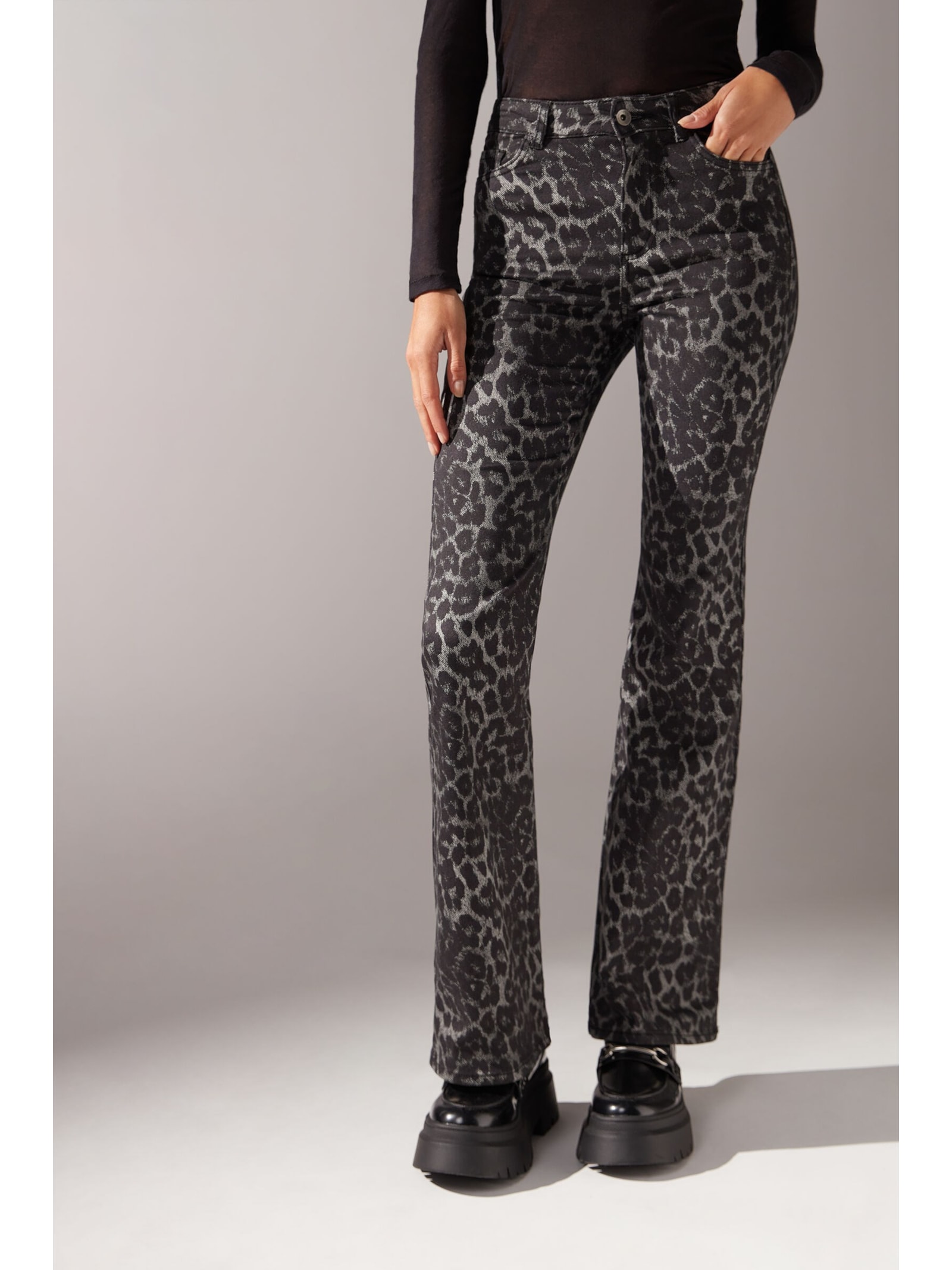 Calça Jeans Flare Com Padrão Animal Print Preto - Main Image