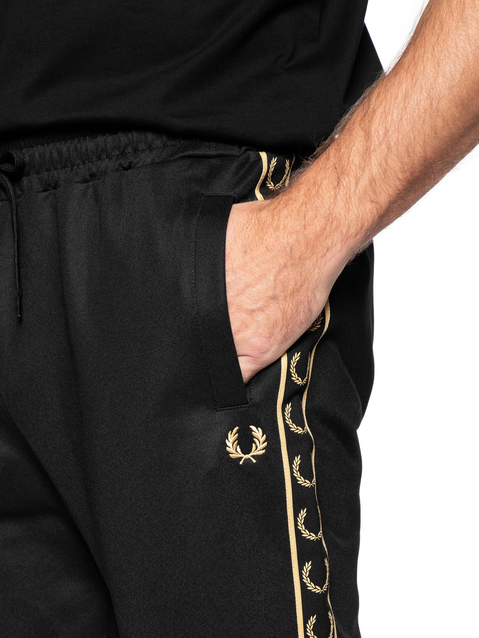 Calça Masculina Esportiva Jogger Detalhe Faixa Contrastante – Preto Fred Perry