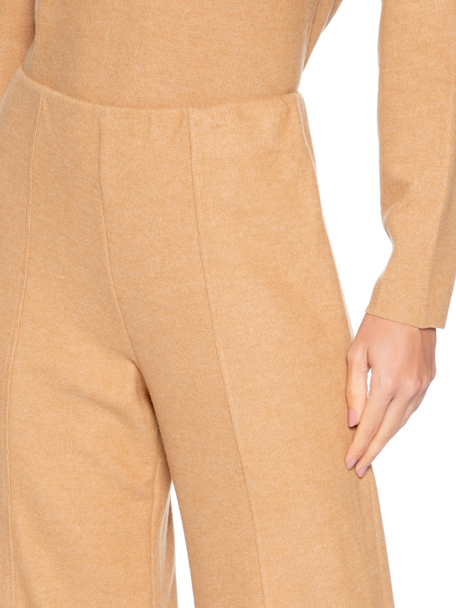 Calça Reta em Malha Tricot com Nervura Feminina Bege Basiq