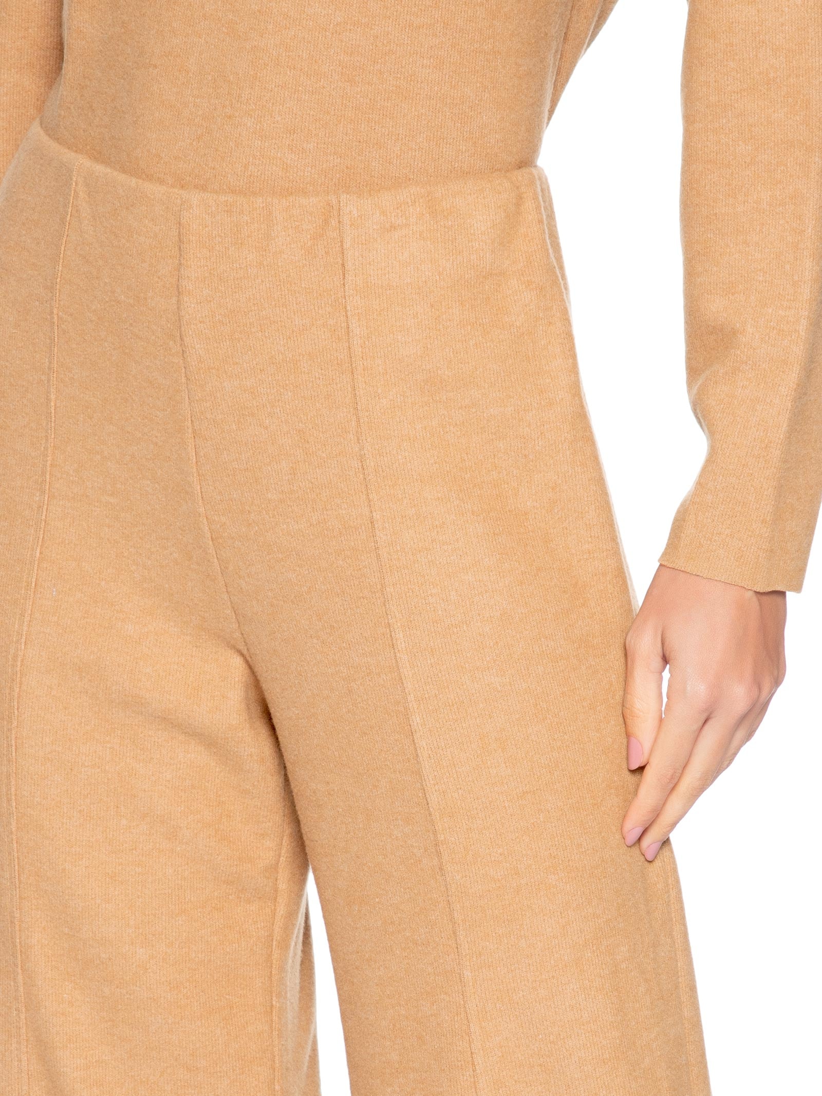 Calça Reta em Malha Tricot com Nervura Feminina – Bege Basiq