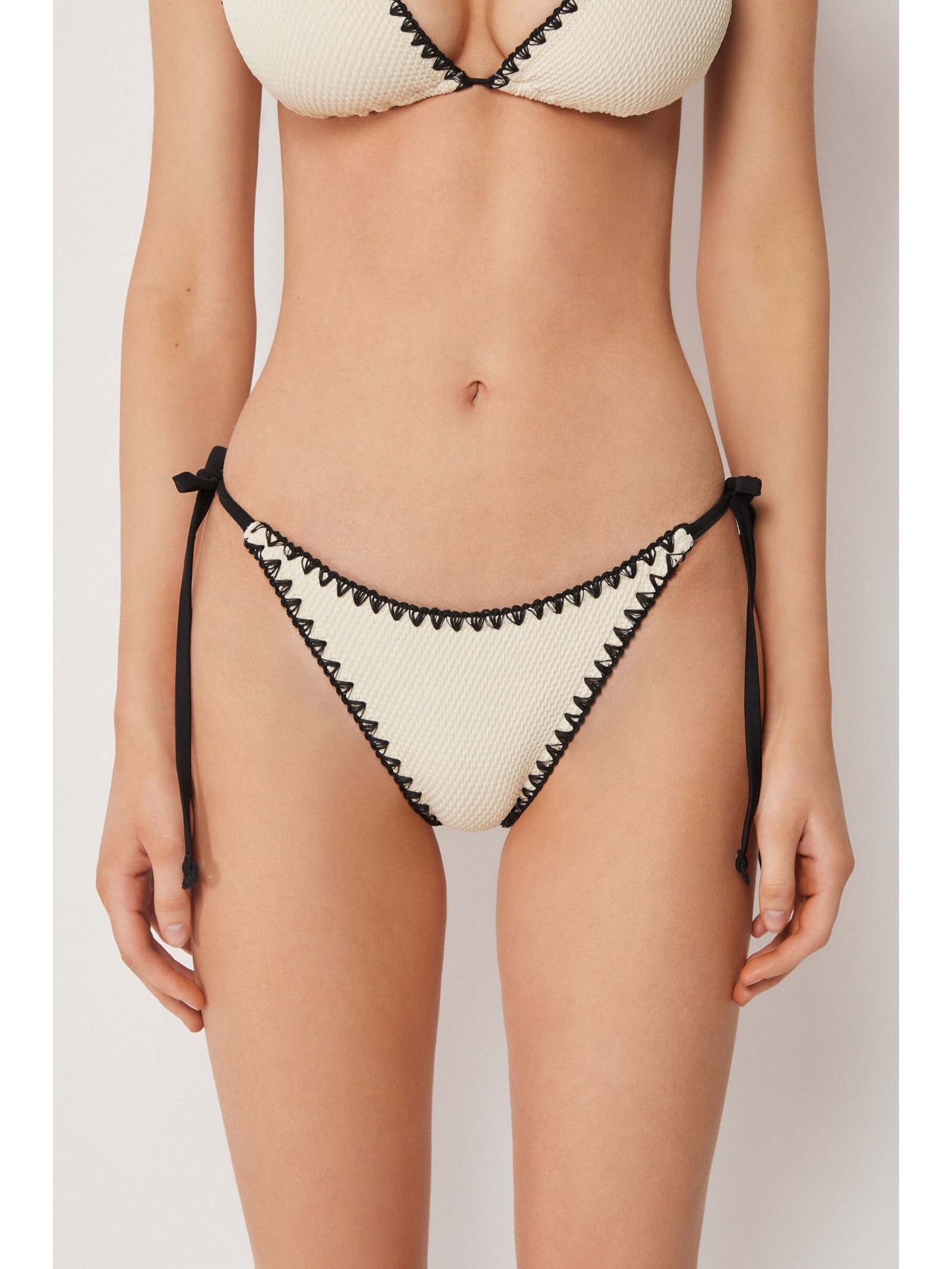 Calcinha De Biquíni Brasileira Com Amarração Bicolor Embroidery Off-White Calzedonia