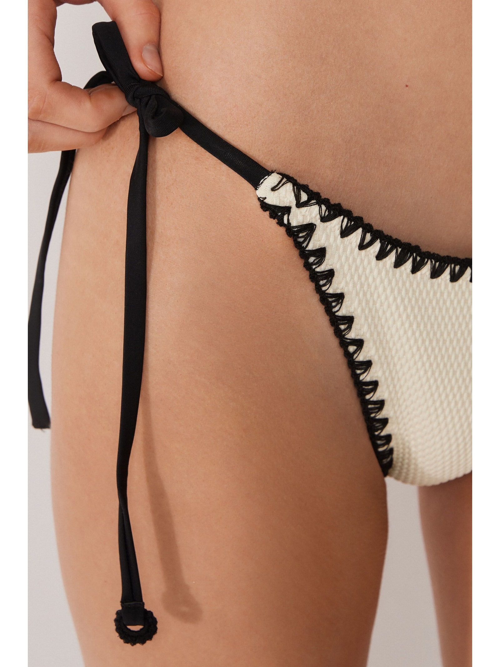 Calcinha De Biquíni Brasileira Com Amarração Bicolor Embroidery Off-White Calzedonia
