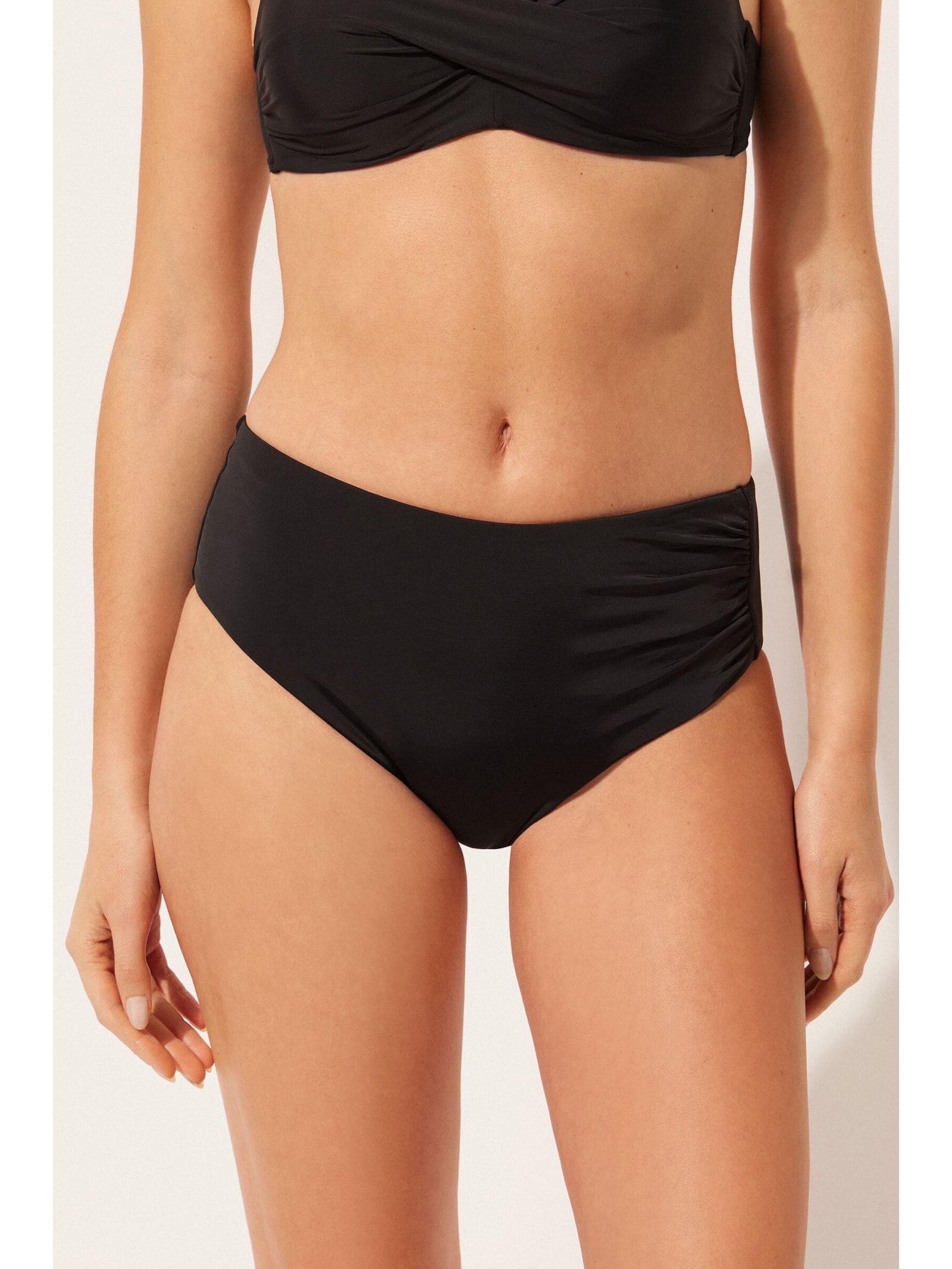Calcinha De Biquíni De Cintura Alta Modeladora Indonésia Preto Calzedonia