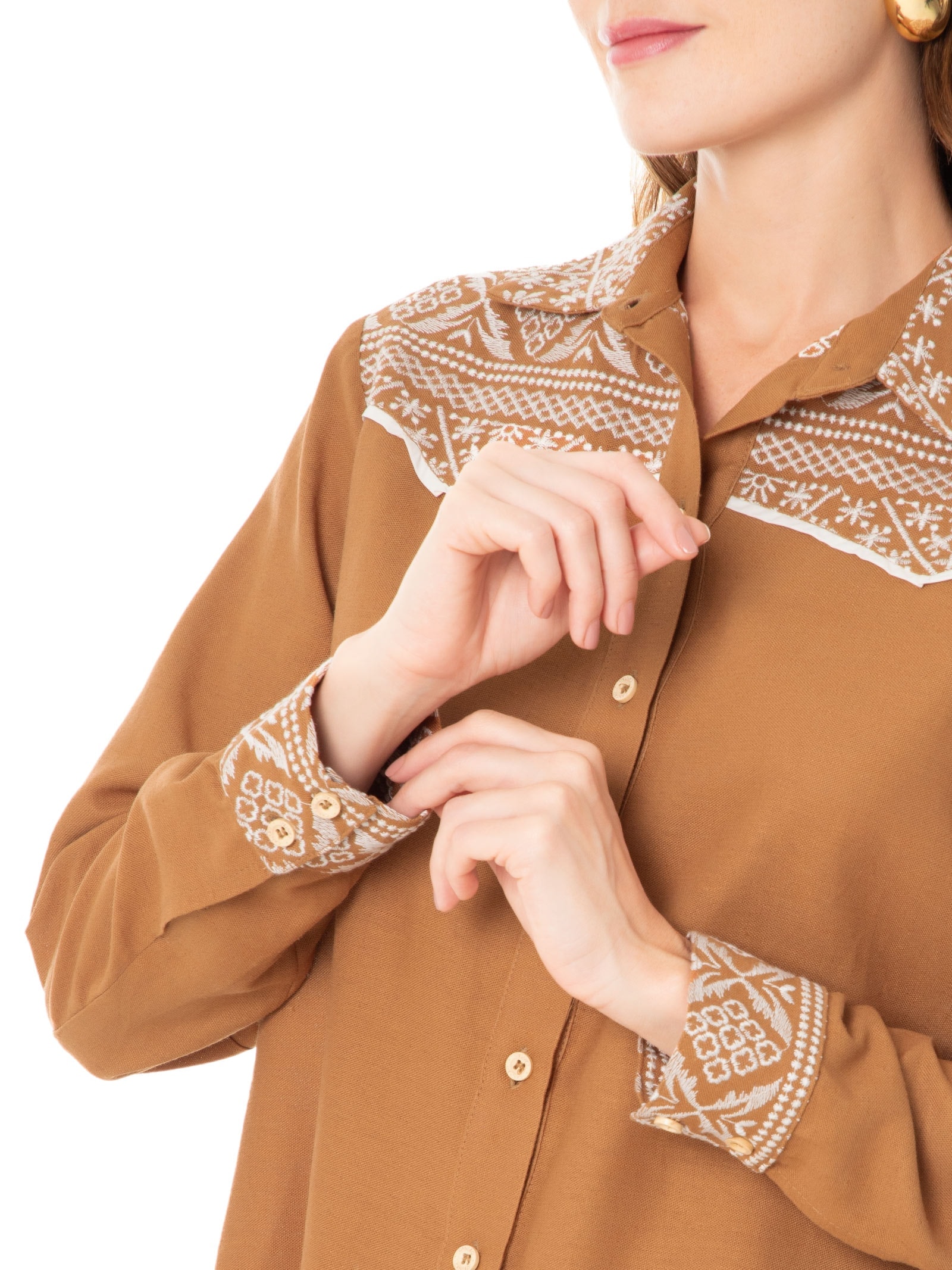 Camisa Feminina Linho Bordado Andarilhos Marrom Cantão