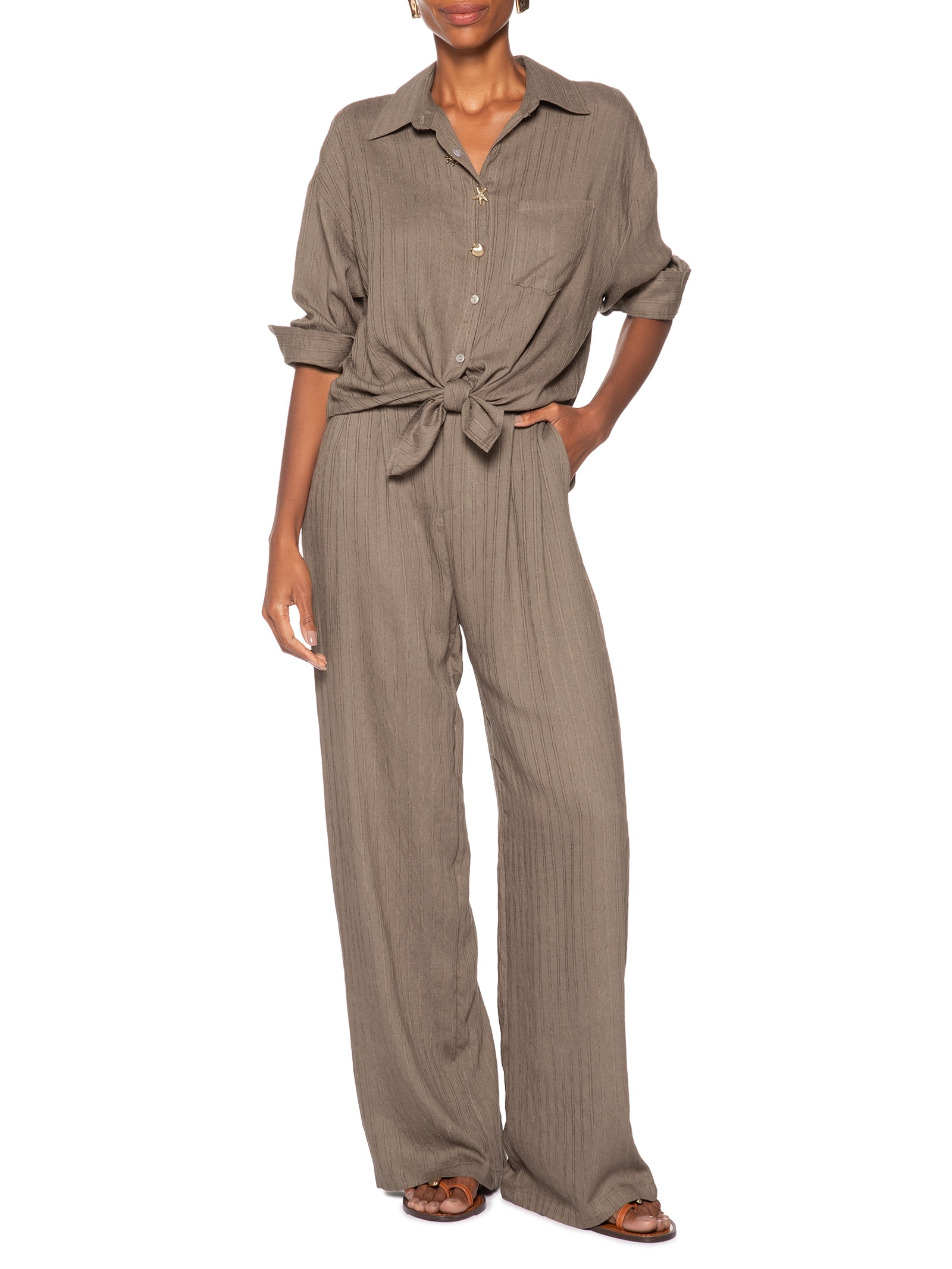 Camisa Feminina Listrada Com Bolso Marrom Basiq