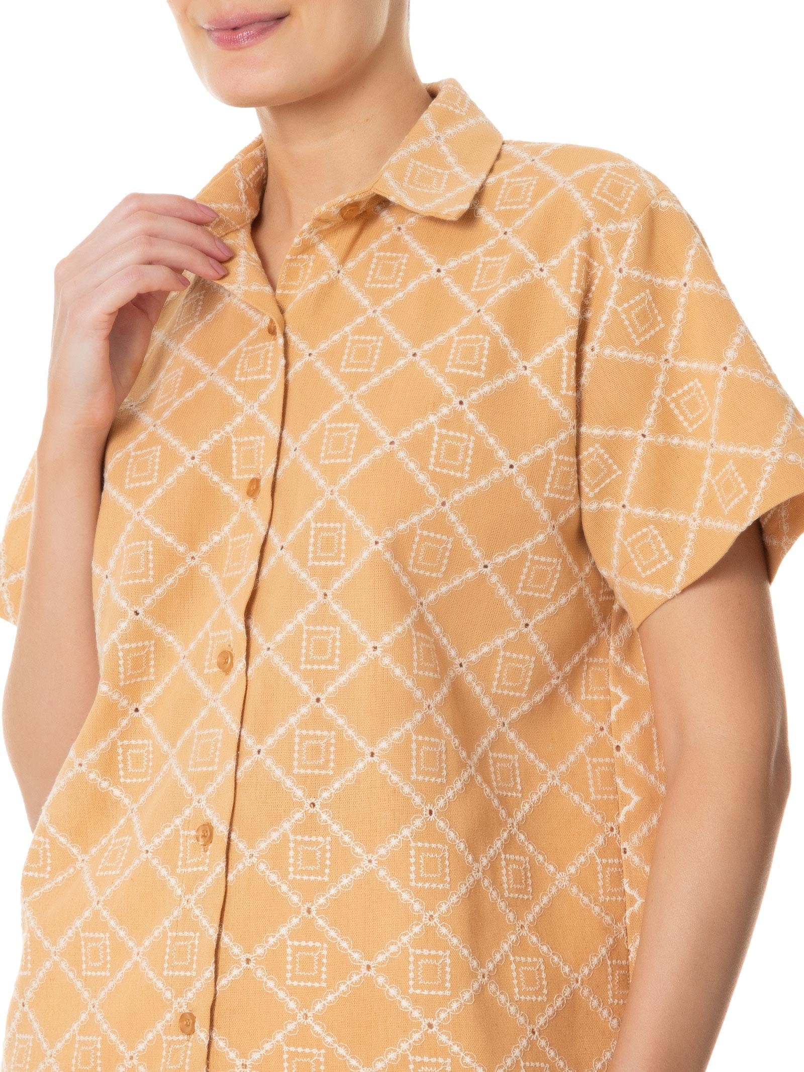 Camisa Feminina Manga Curta Reta Em Linho Misto Bordado Bege '2Essential