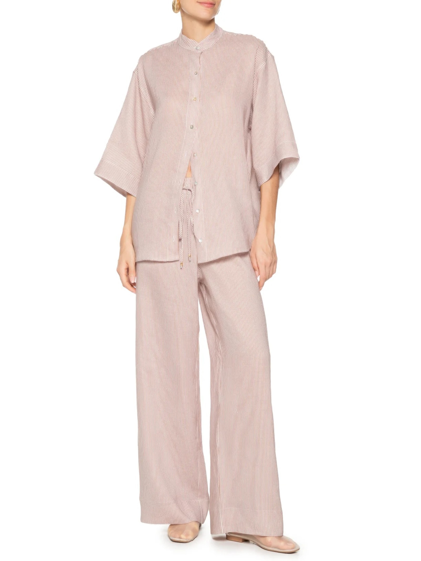 Camisa Feminina Oversized com Ombros Deslocados em Linho Puro Listrado Bege '2Essential