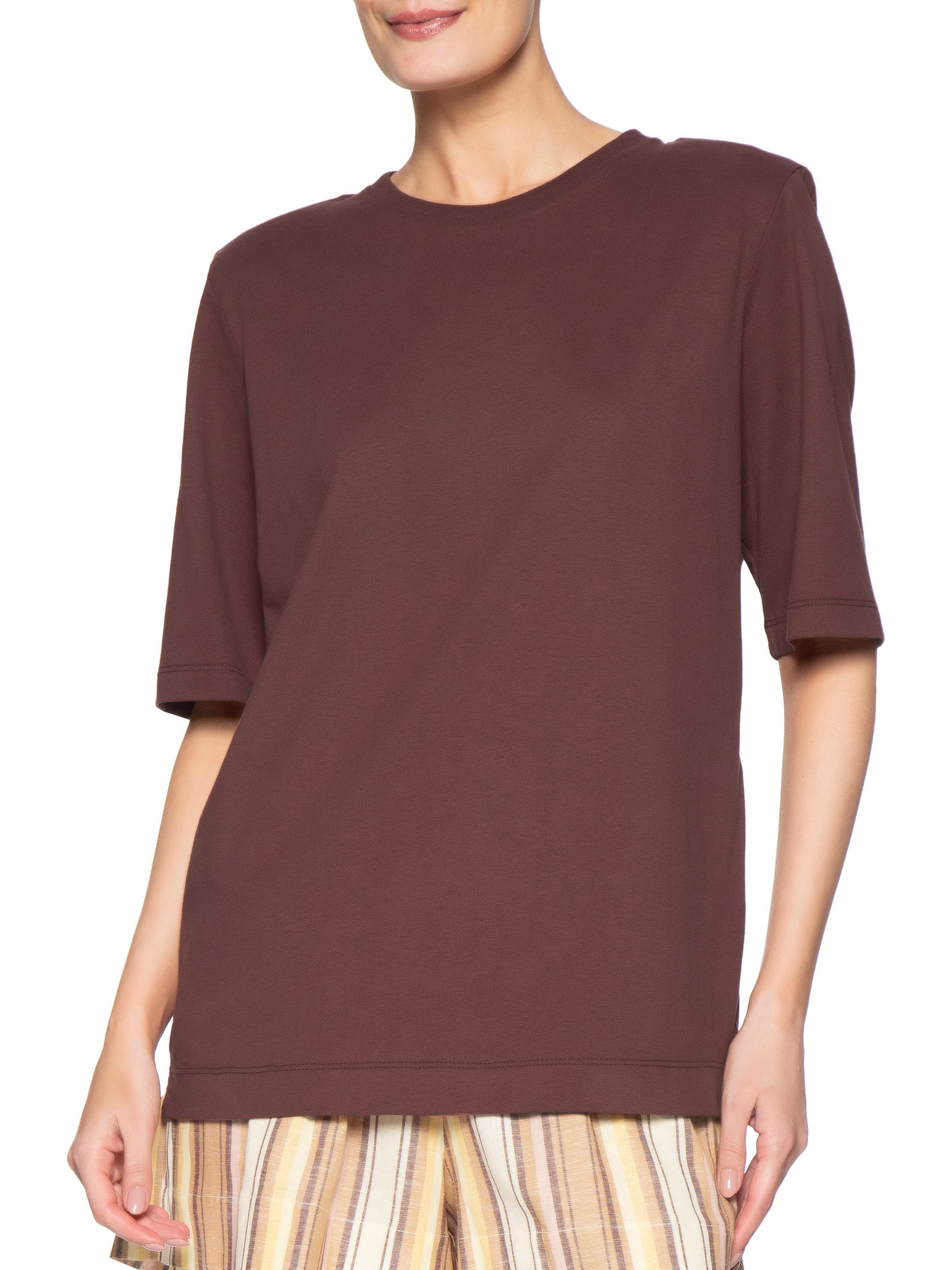 Camiseta Feminina Básica com Ombreira – Marrom Dress To