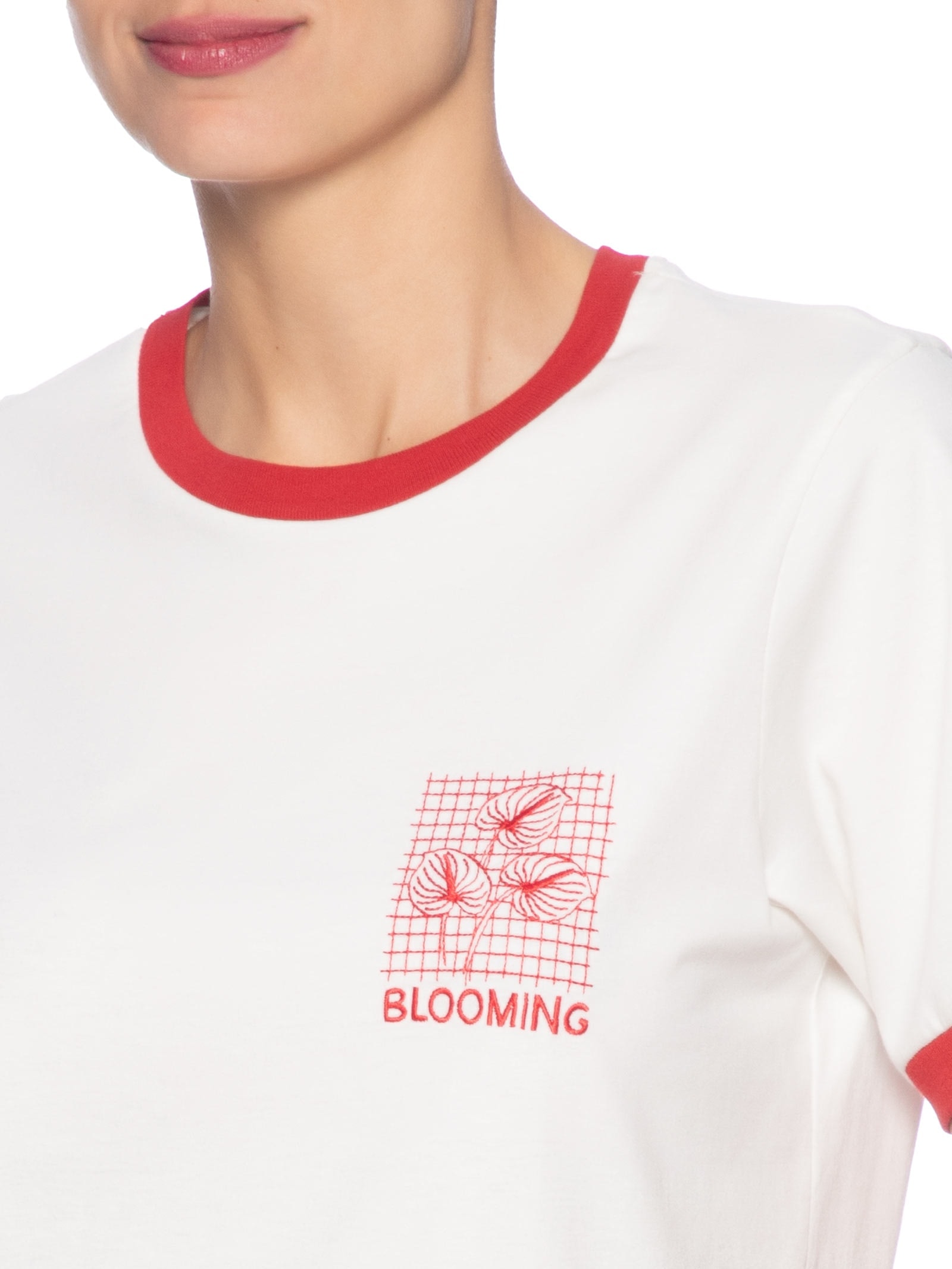 Camiseta Feminina Blooming Bordado Branco Dress To