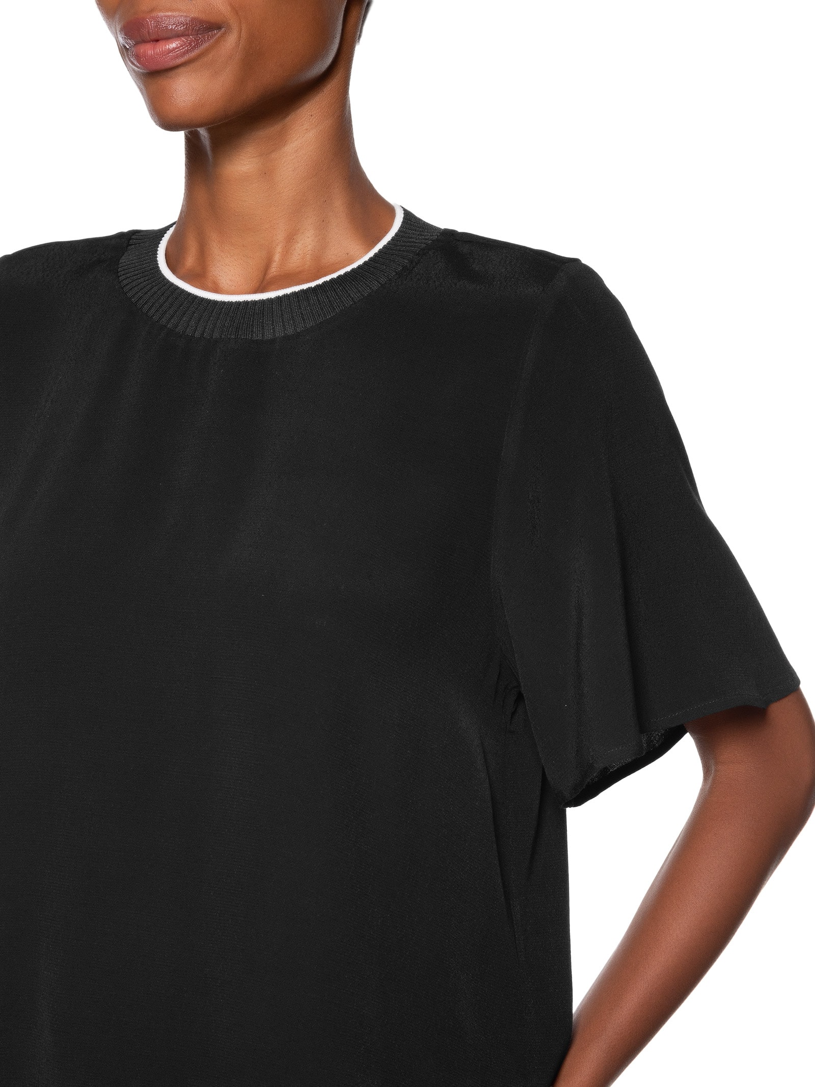 Camiseta Feminina Com Retilínea Preta Shoulder