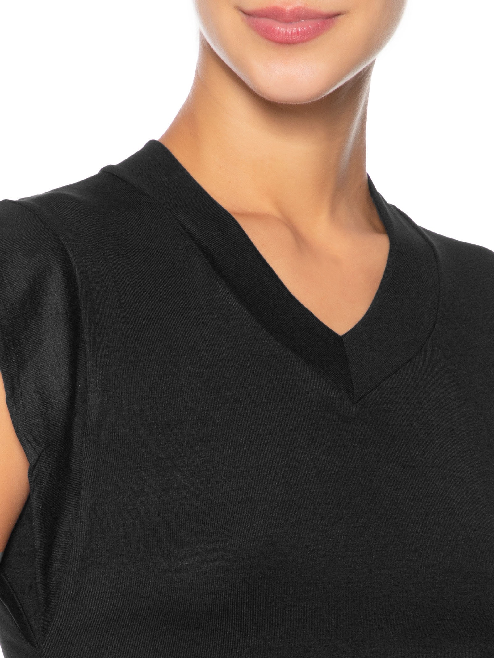 Camiseta Feminina Decote Em V Preto Basiq