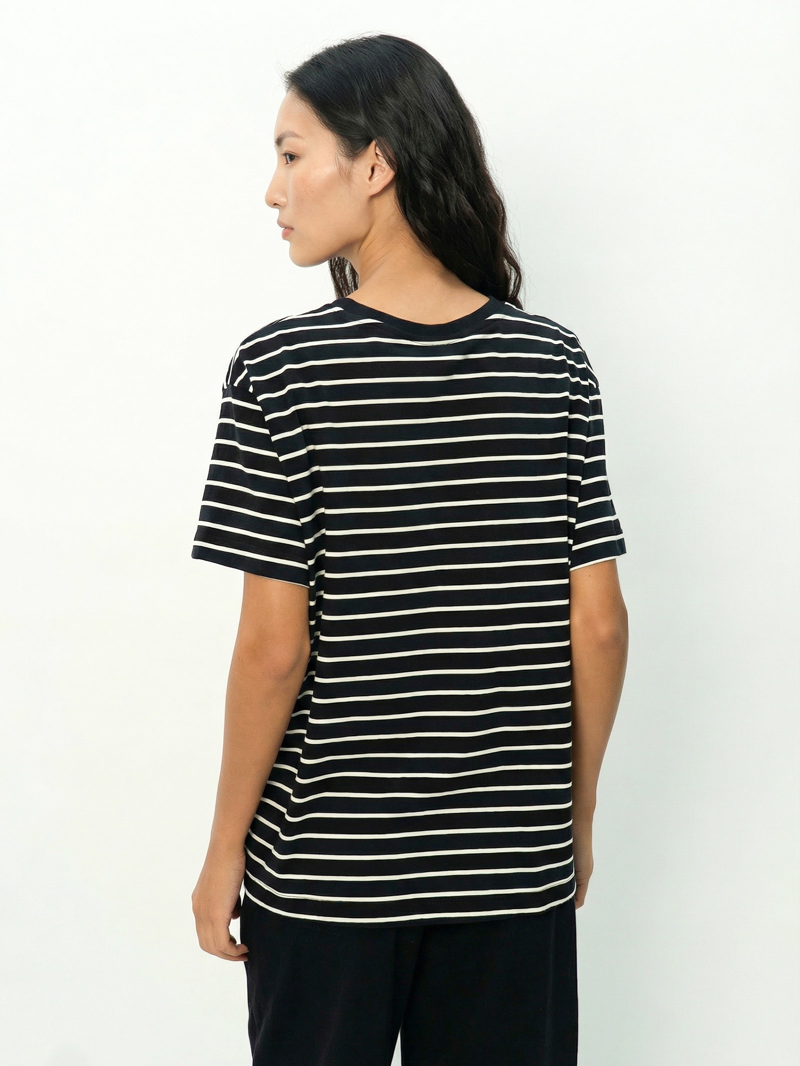 Camiseta Feminina Manga Curta Listras Preto Maria Filó