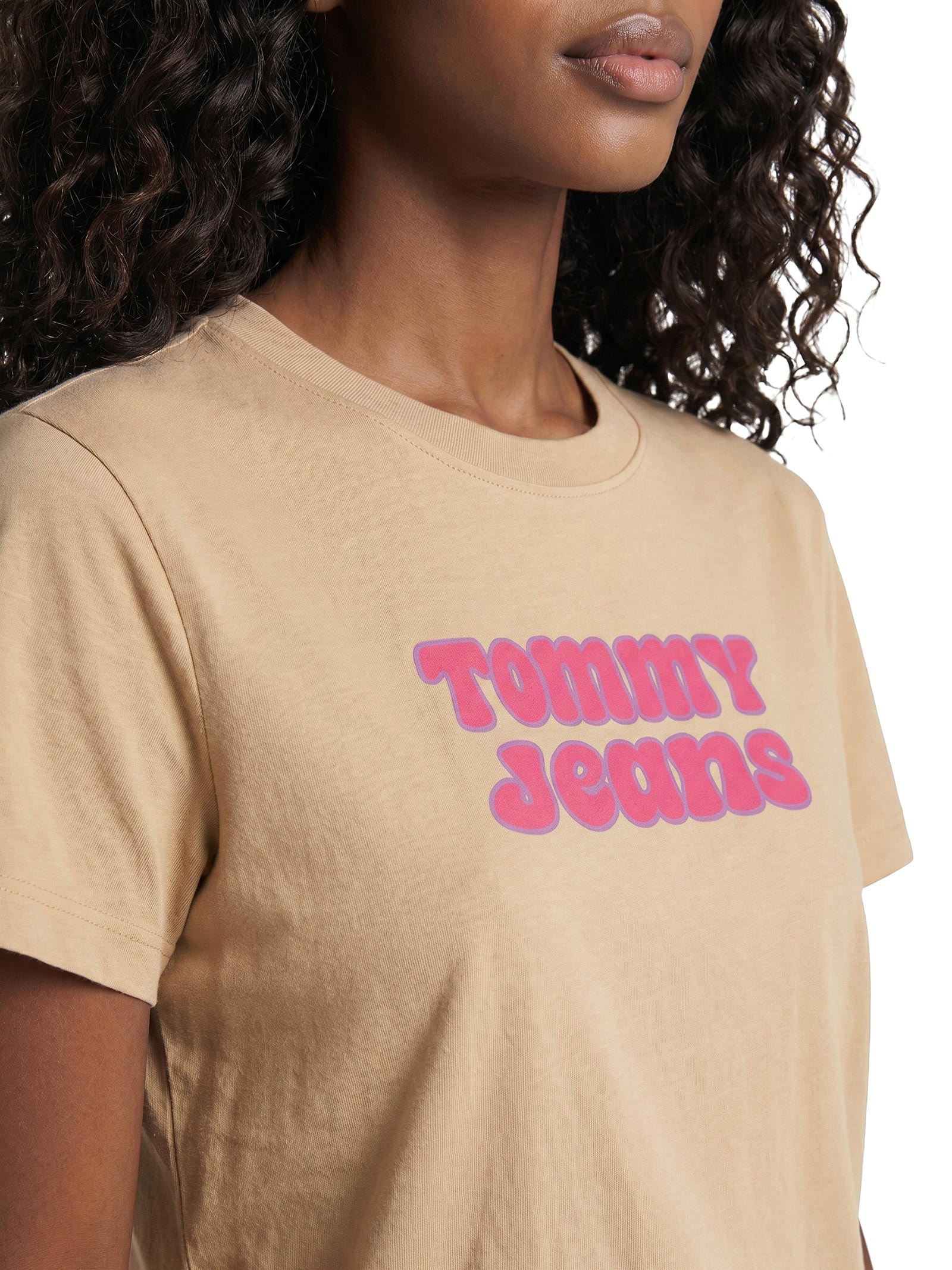 Camiseta Feminina Manga Curta Reg Essential Logo 2 Tee Ext Marrom Tommy Jeans