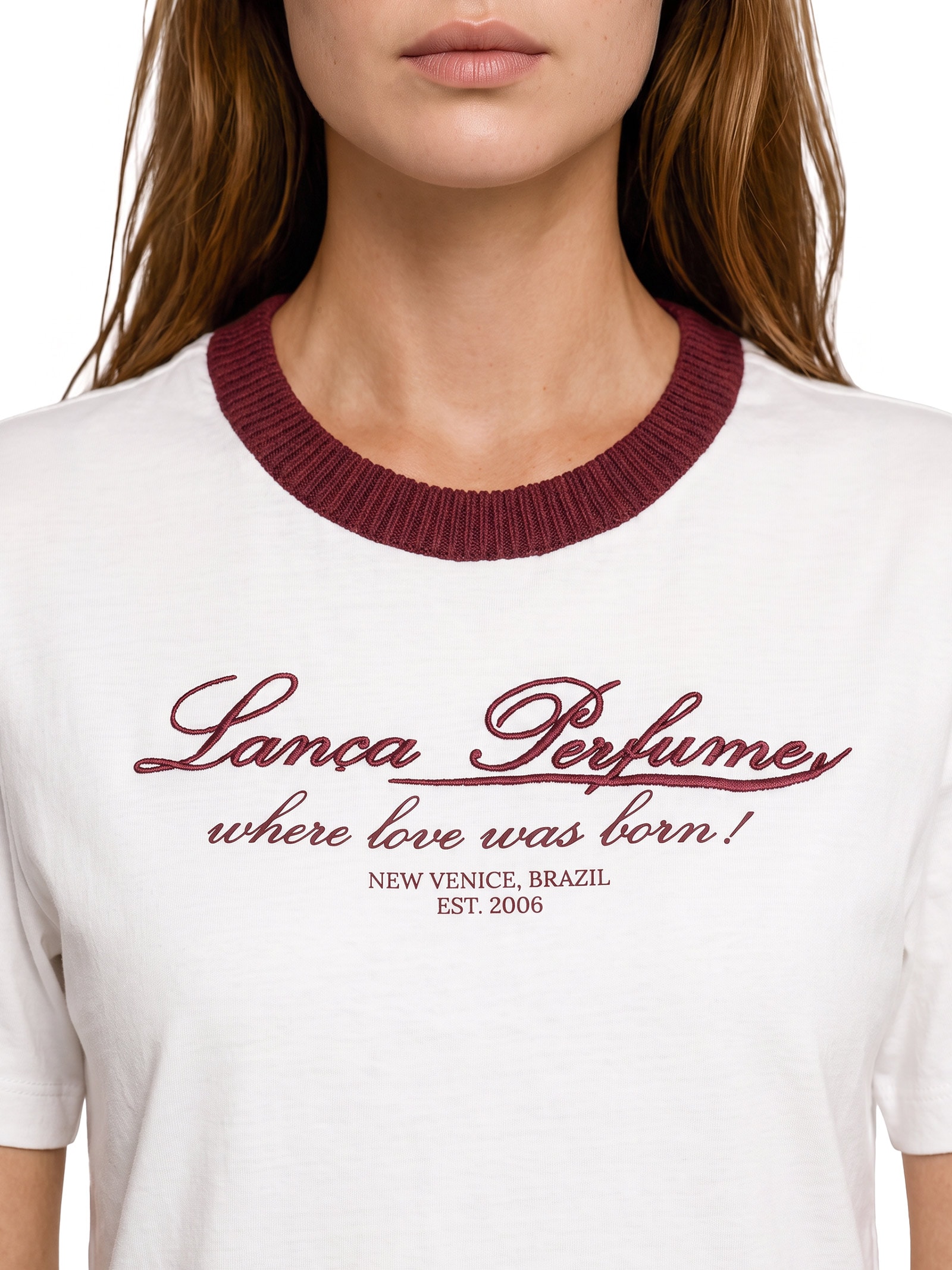 Camiseta Feminina Regular com Bordado – Off White Lança Perfume