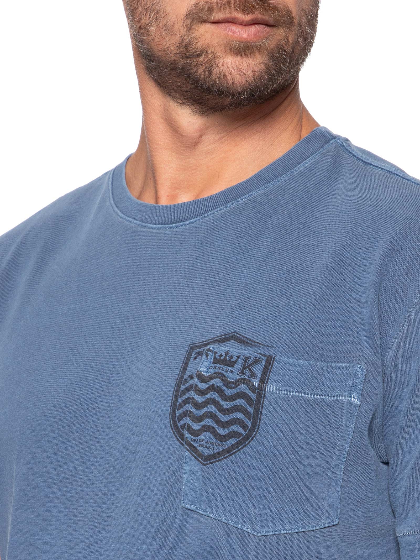 Camiseta Masculina Bolso Brasão Manga Curta Azul Osklen