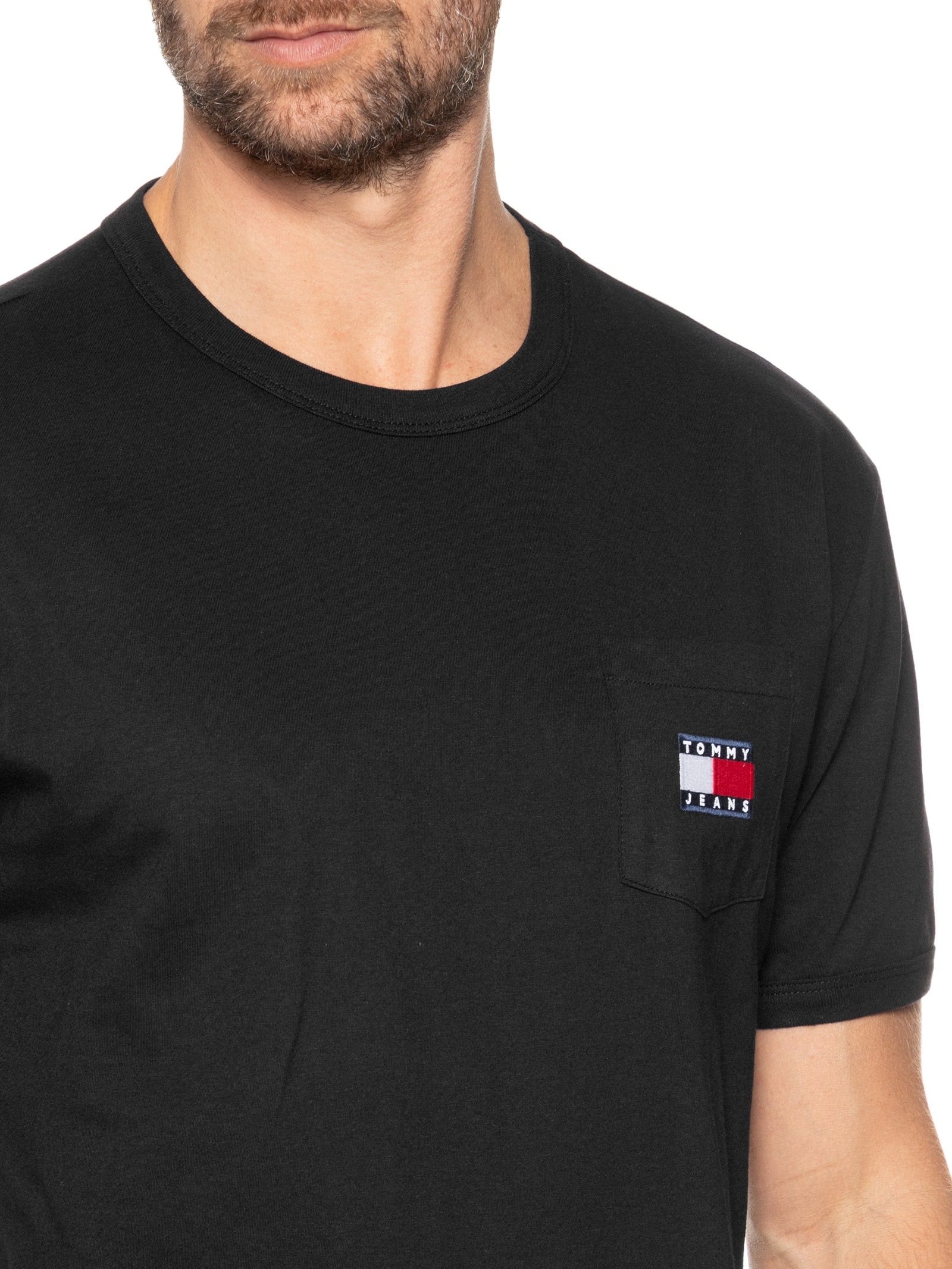 Camiseta Masculina Com Bolso Emblema Regular Fit Em Algodão Preto Tommy Jeans
