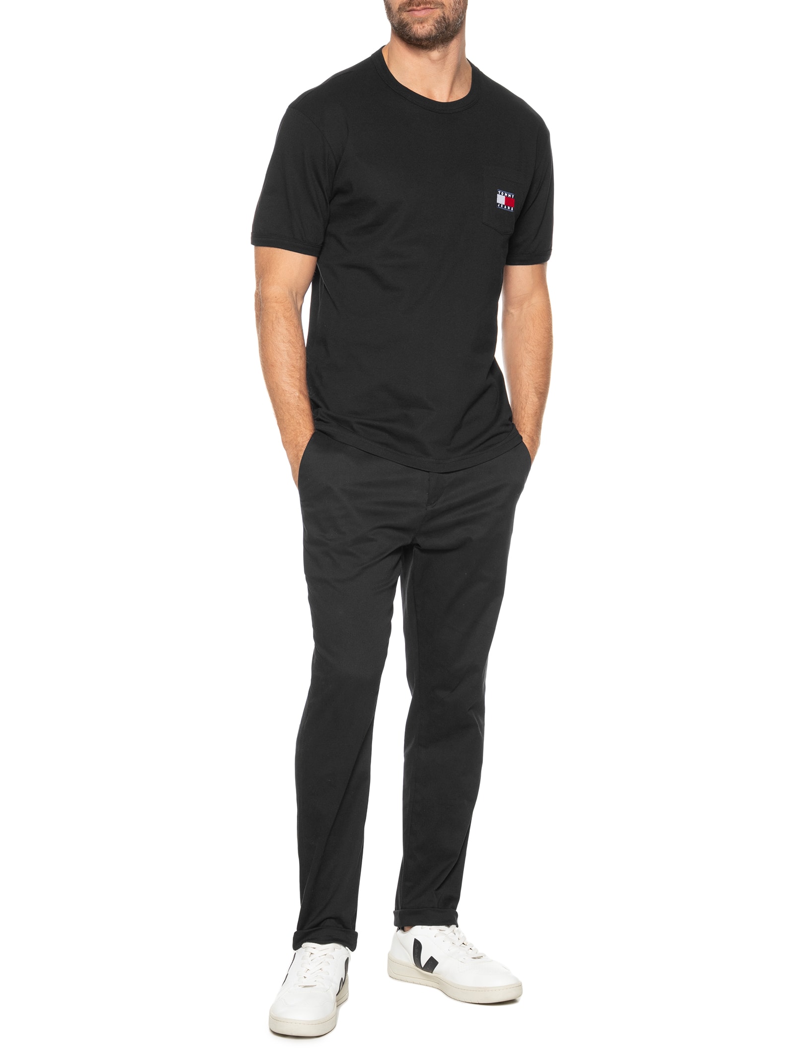 Camiseta Masculina Com Bolso Emblema Regular Fit Em Algodão Preto Tommy Jeans