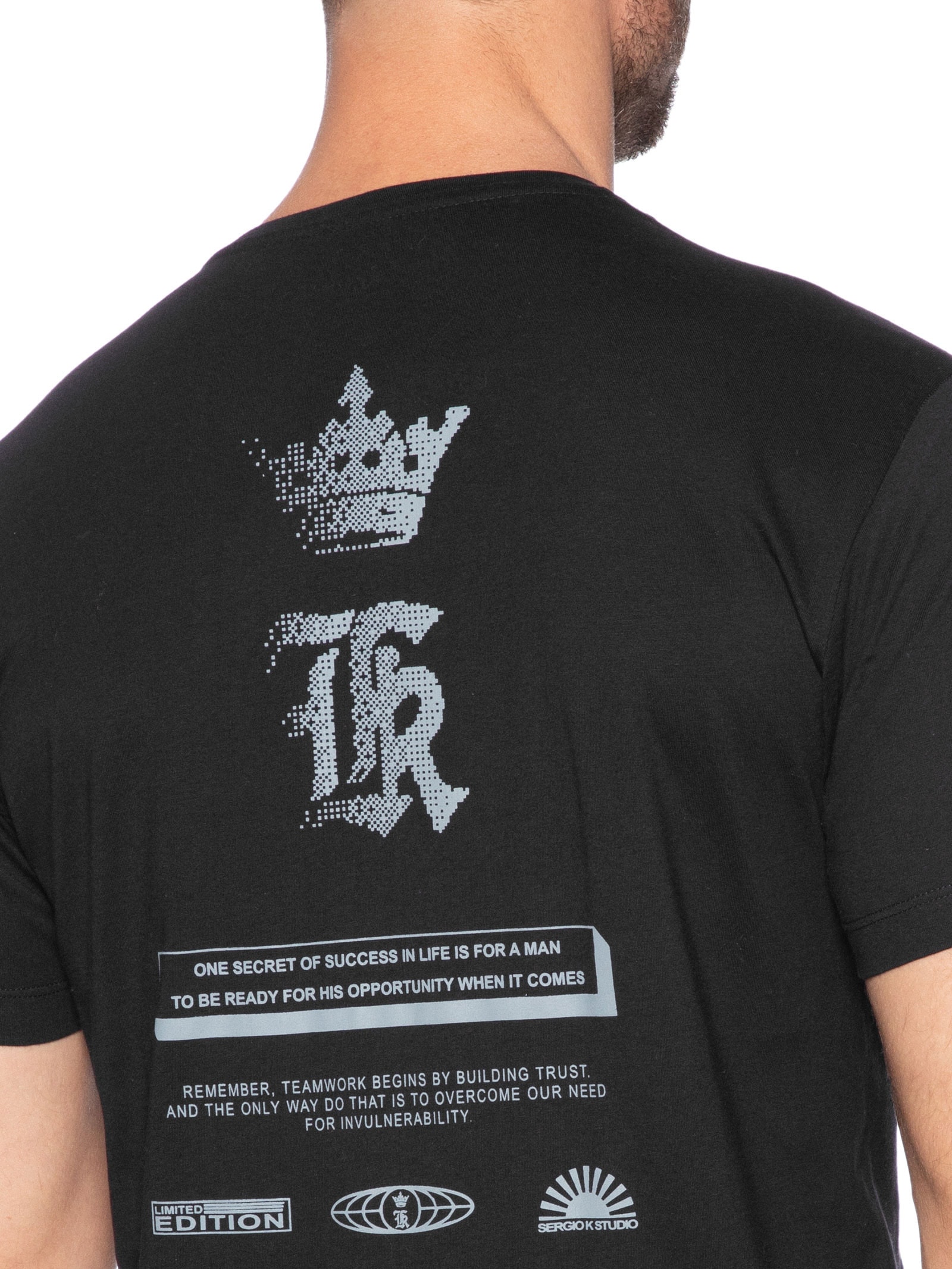 Camiseta Masculina Estampada Logo Mania Pixels Preto Sergio K