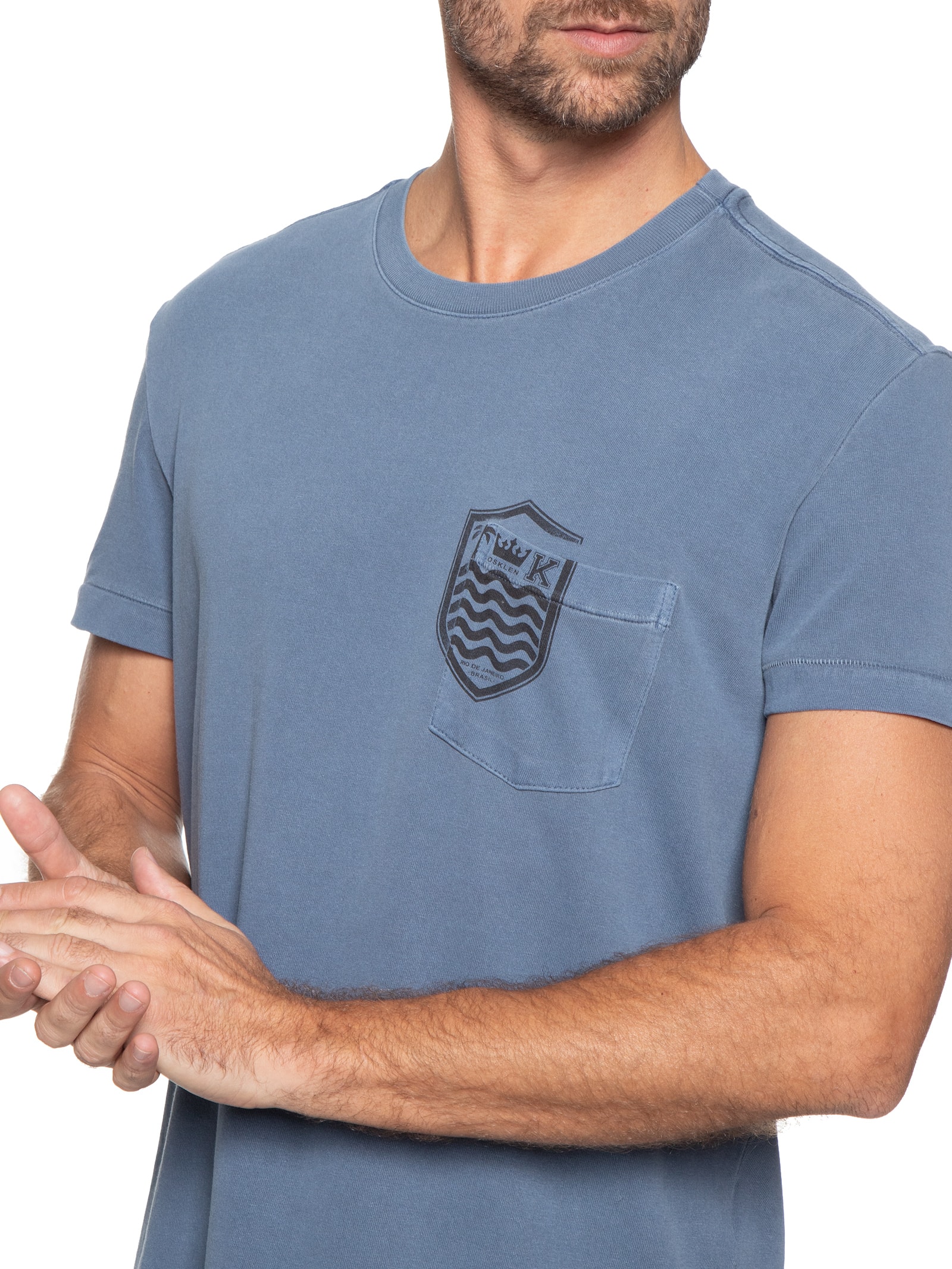 Camiseta Masculina Manga Curta Gola Careca Bolso Brasão Azul Osklen
