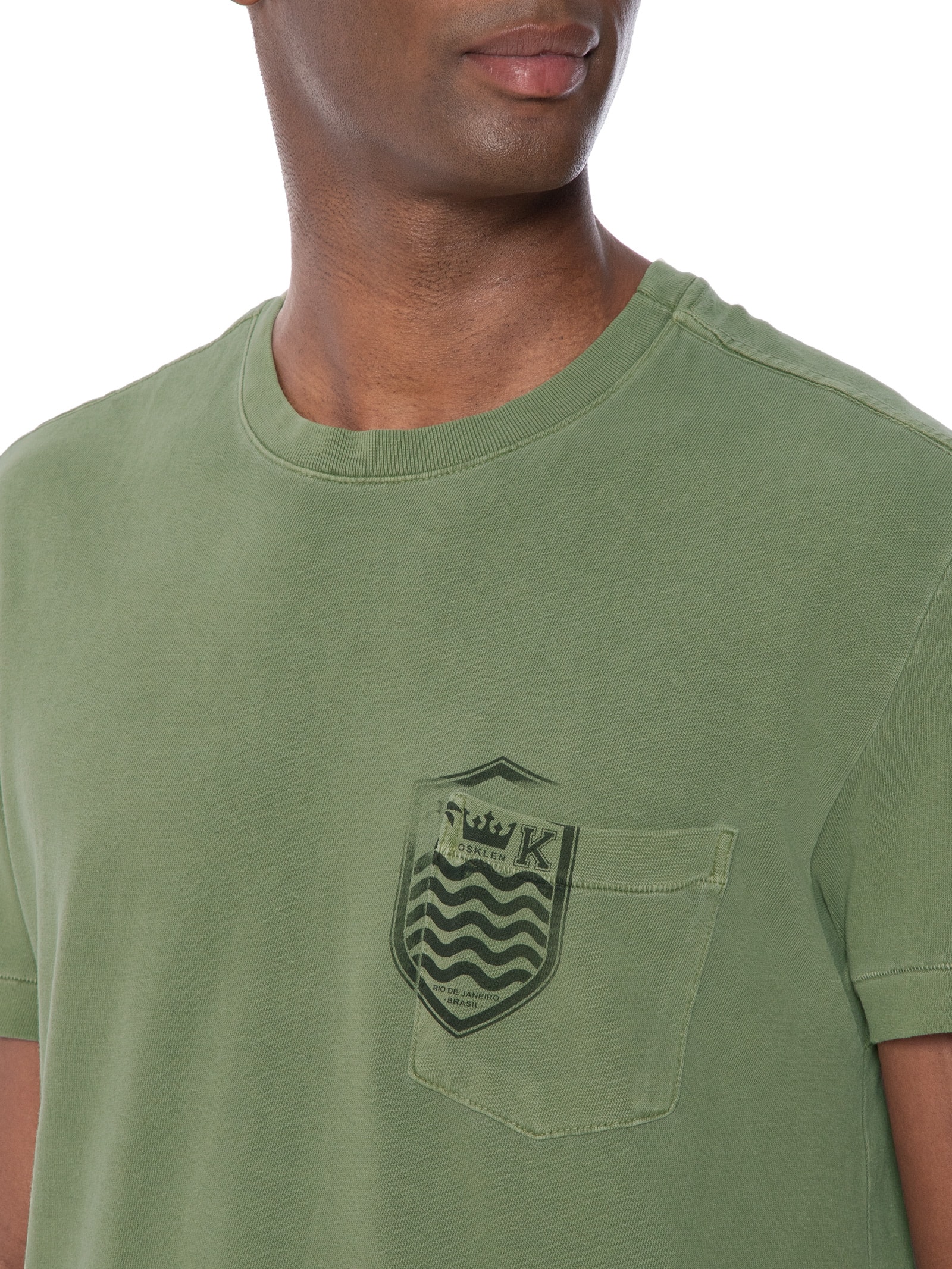 Camiseta Masculina Manga Curta Gola Careca Brasão Verde Osklen