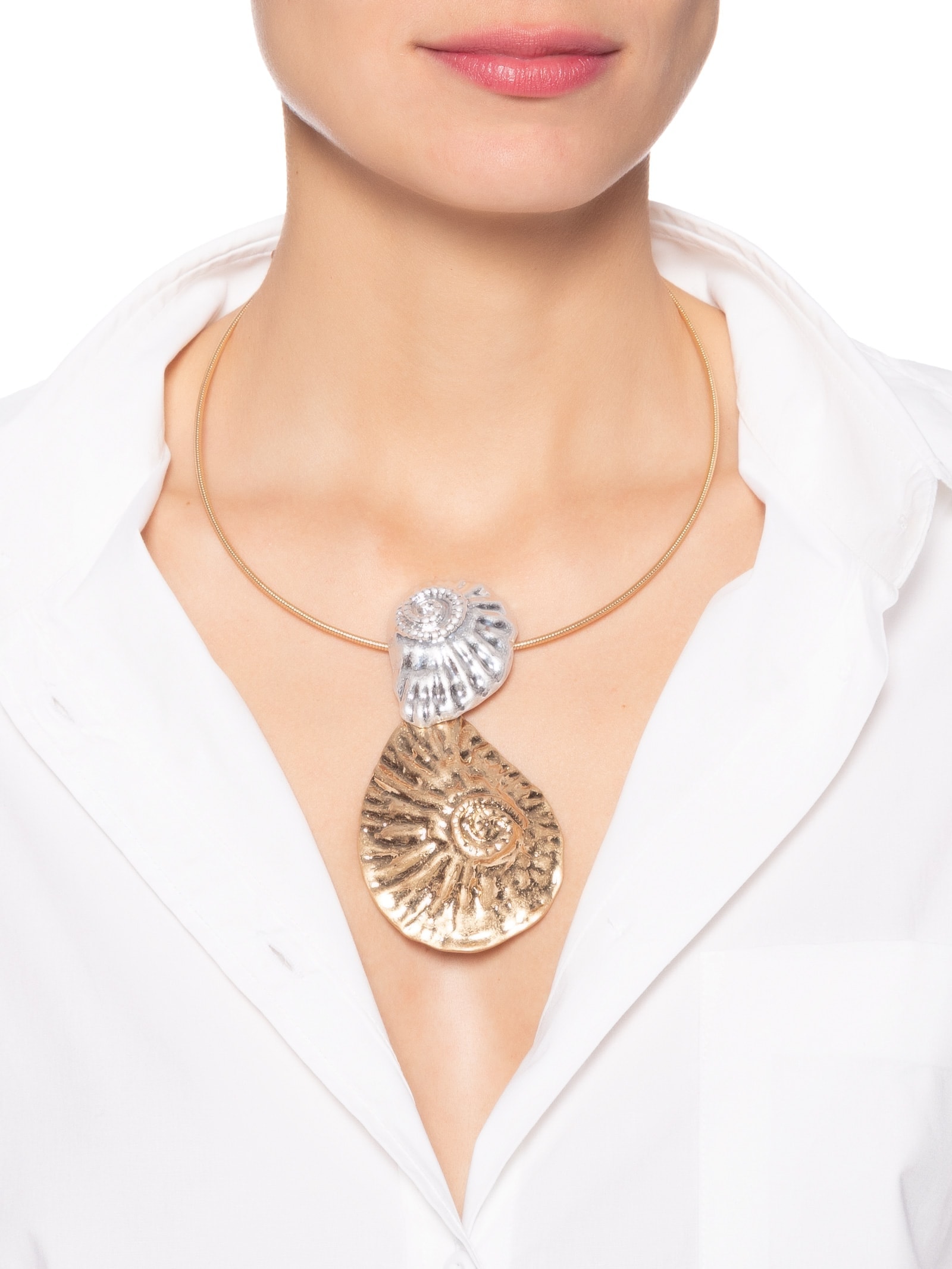 Colar Feminino Choker Com Pingente de Conchas Dourado  '2Essential