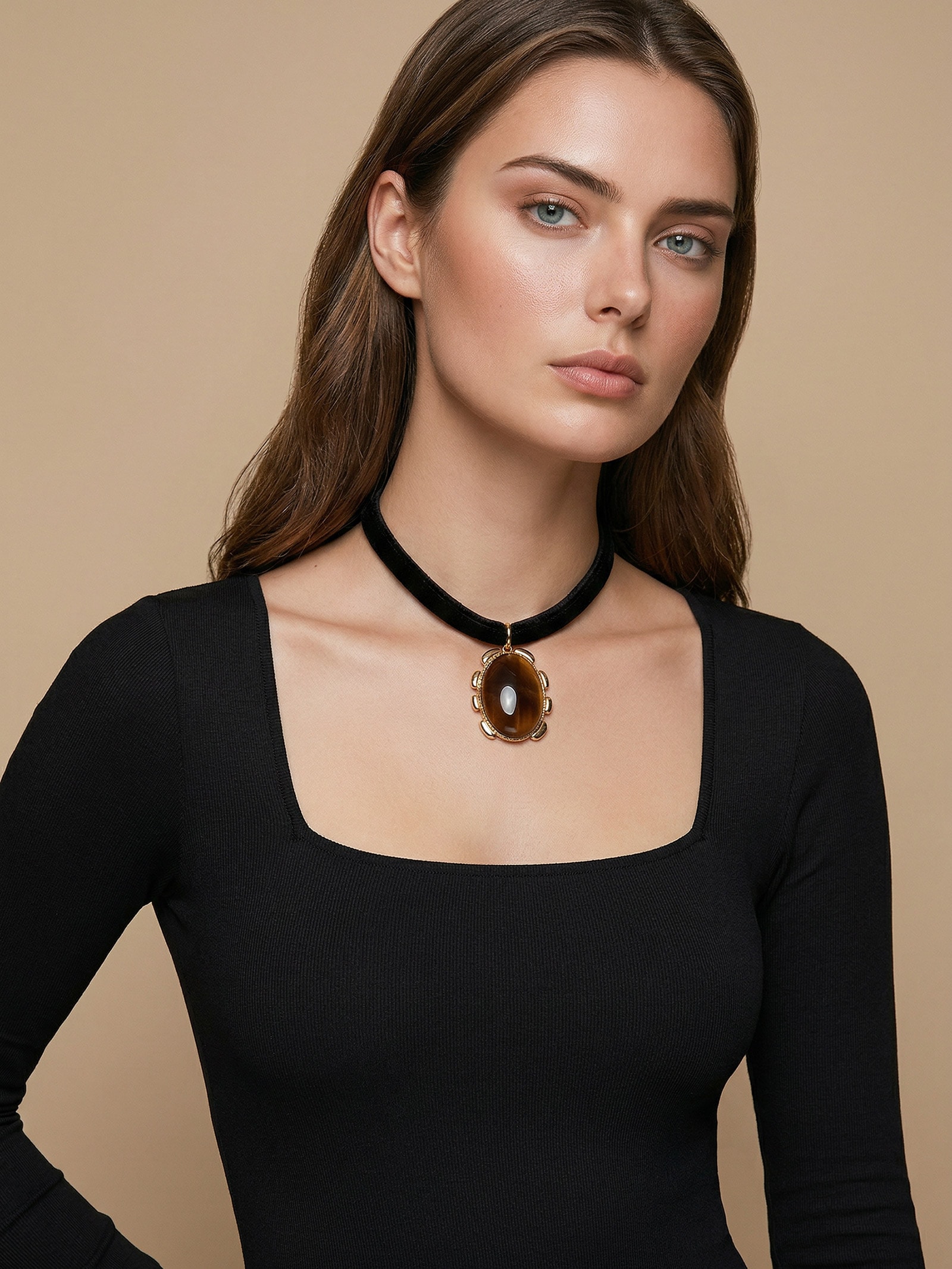 Colar Feminino Em Veludo Com Pingente Marrom '2Essential