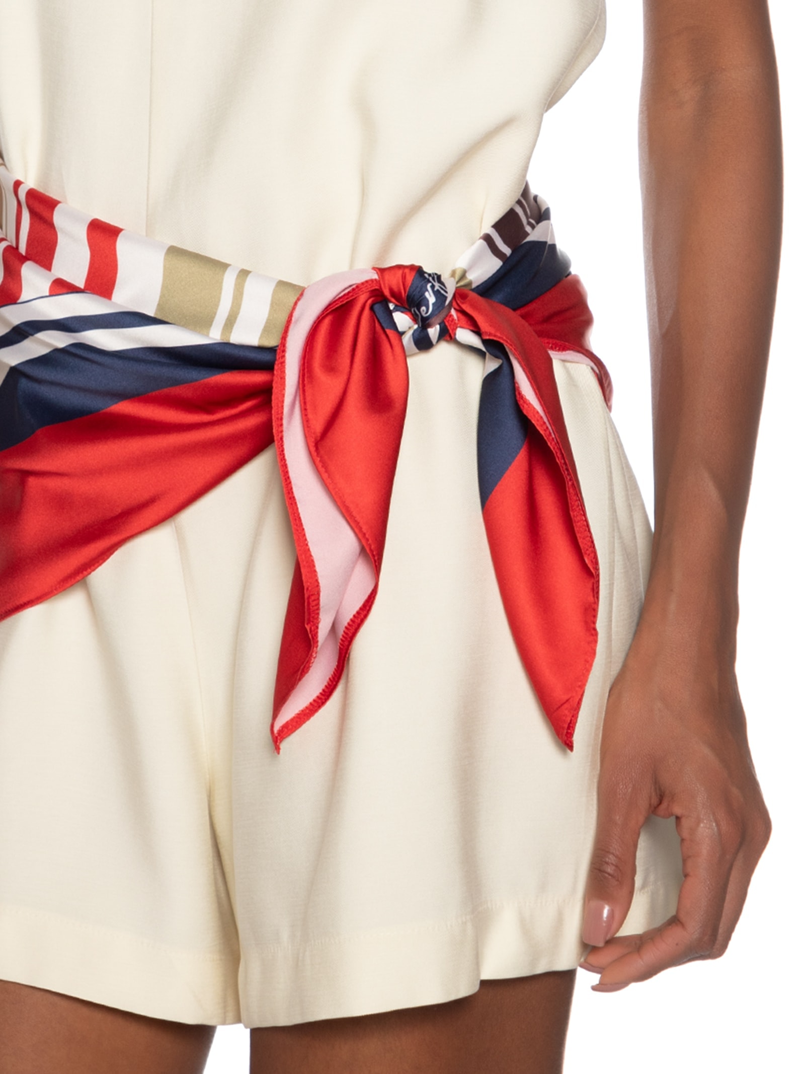 Macacão Feminino Curto Sem Manga Com Lenço Amarelo Lança Perfume