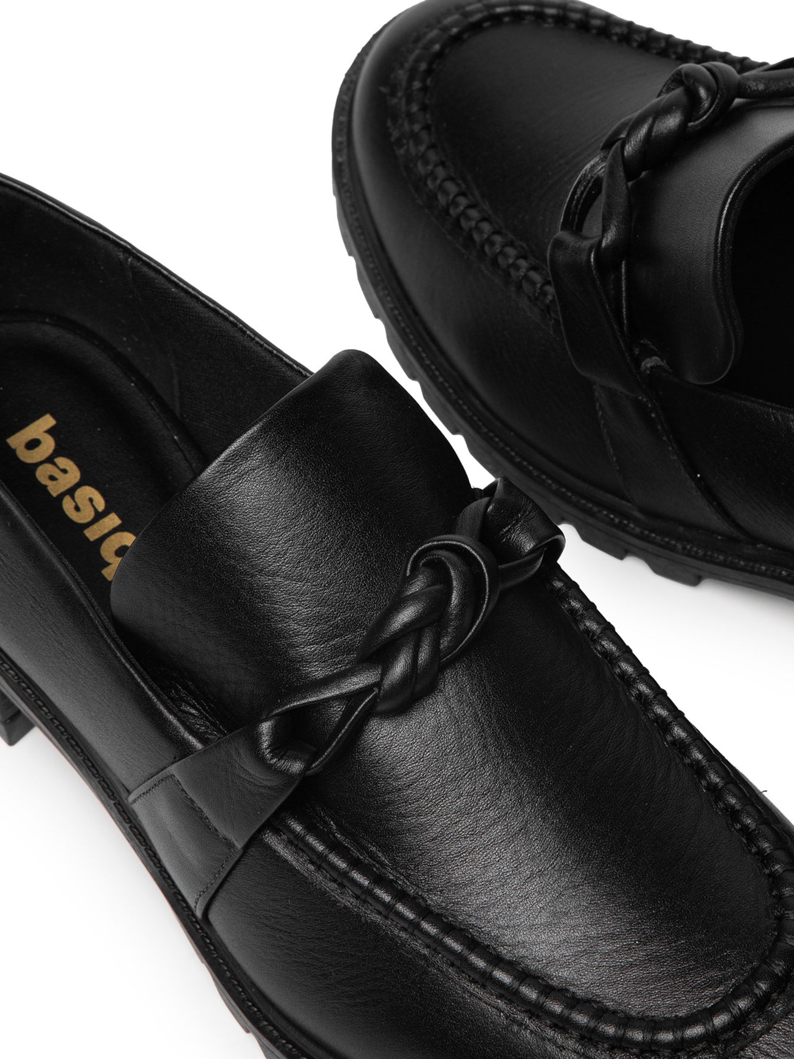 Mocassim Feminino De Couro Com Solado Emborrachado Preto Basiq