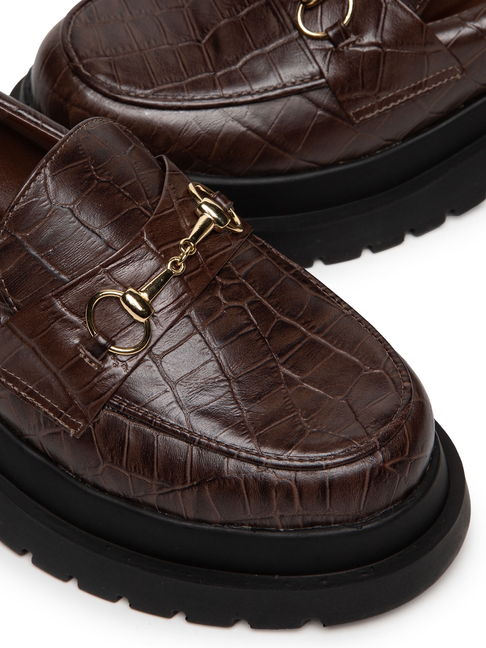 Mocassim Feminino Em Couro Croco Solado Alto Marrom Basiq