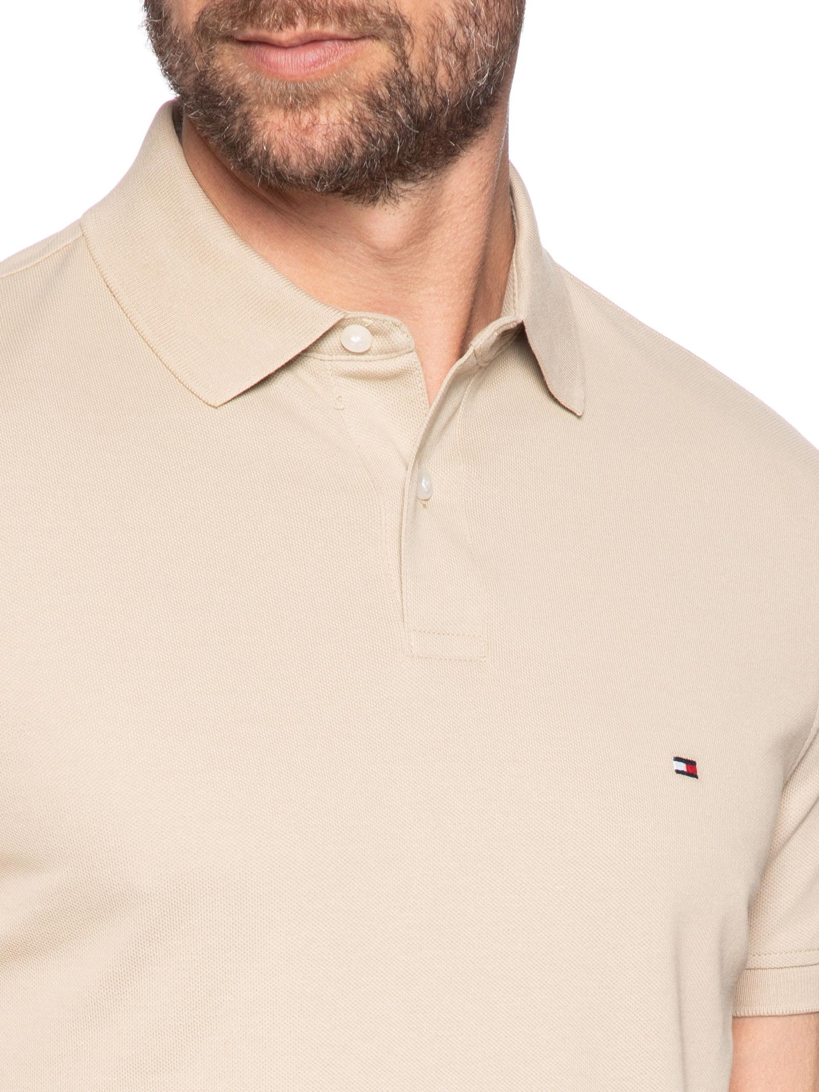 Polo Masculina 1985 Regular Fit Com Logo No Peito Bege Tommy Hilfiger