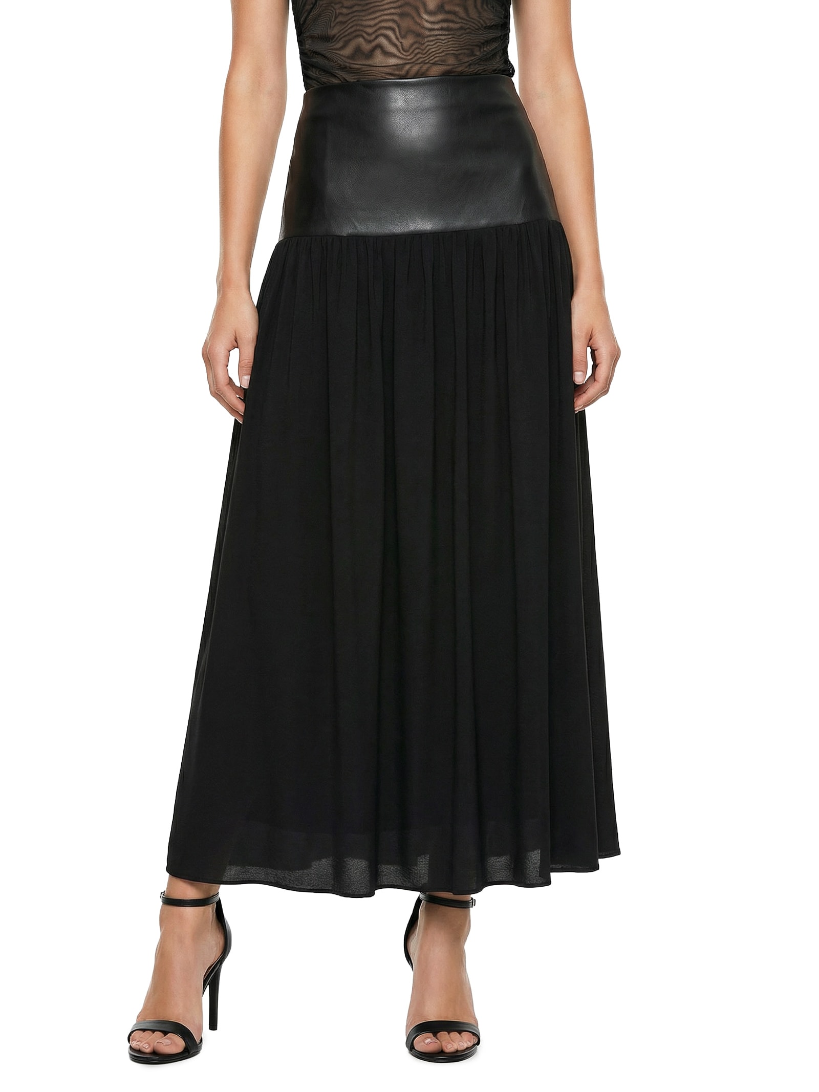 Saia Evasê com Pala Preto Lança Perfume