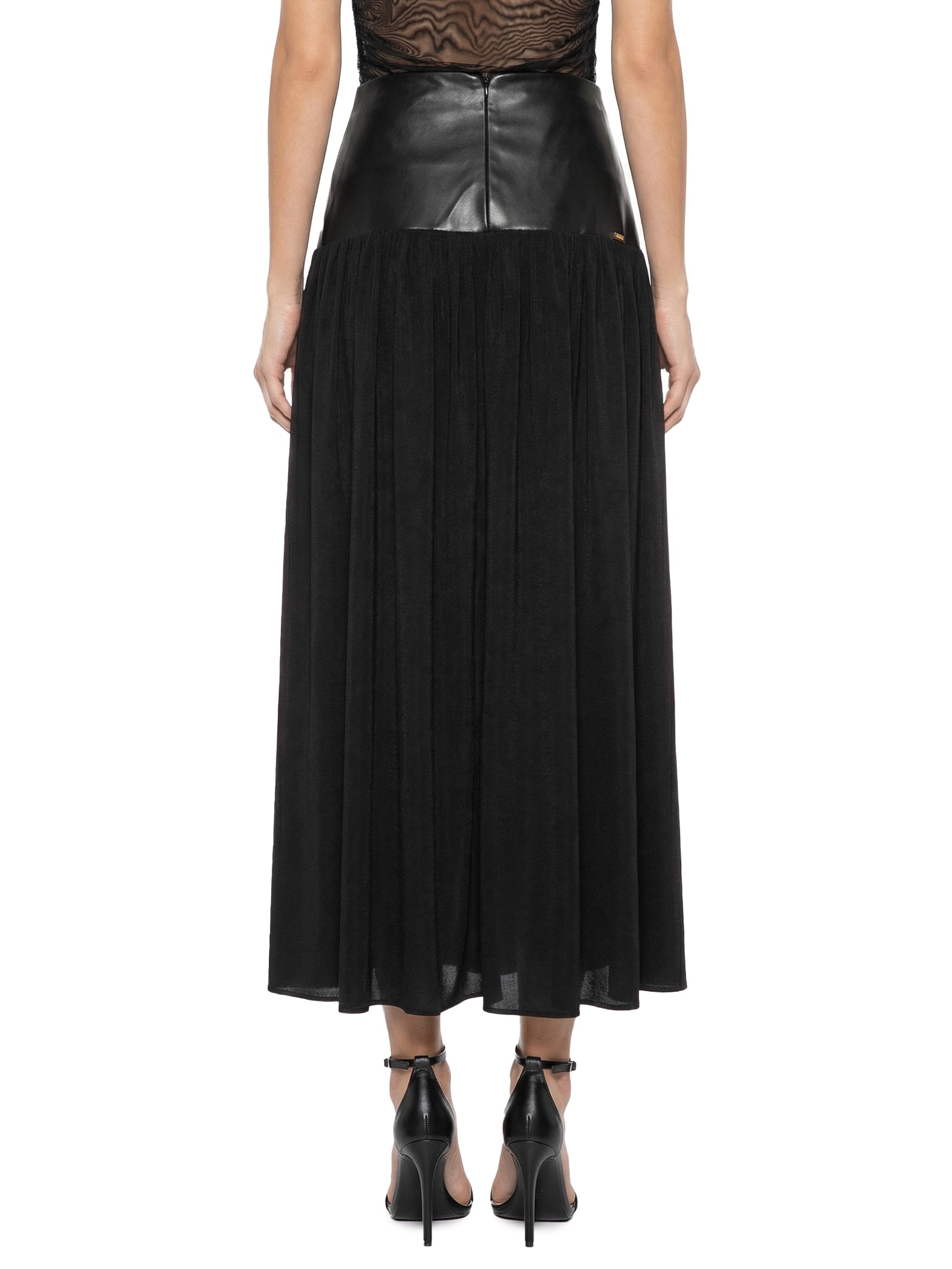 Saia Evasê com Pala Preto Lança Perfume