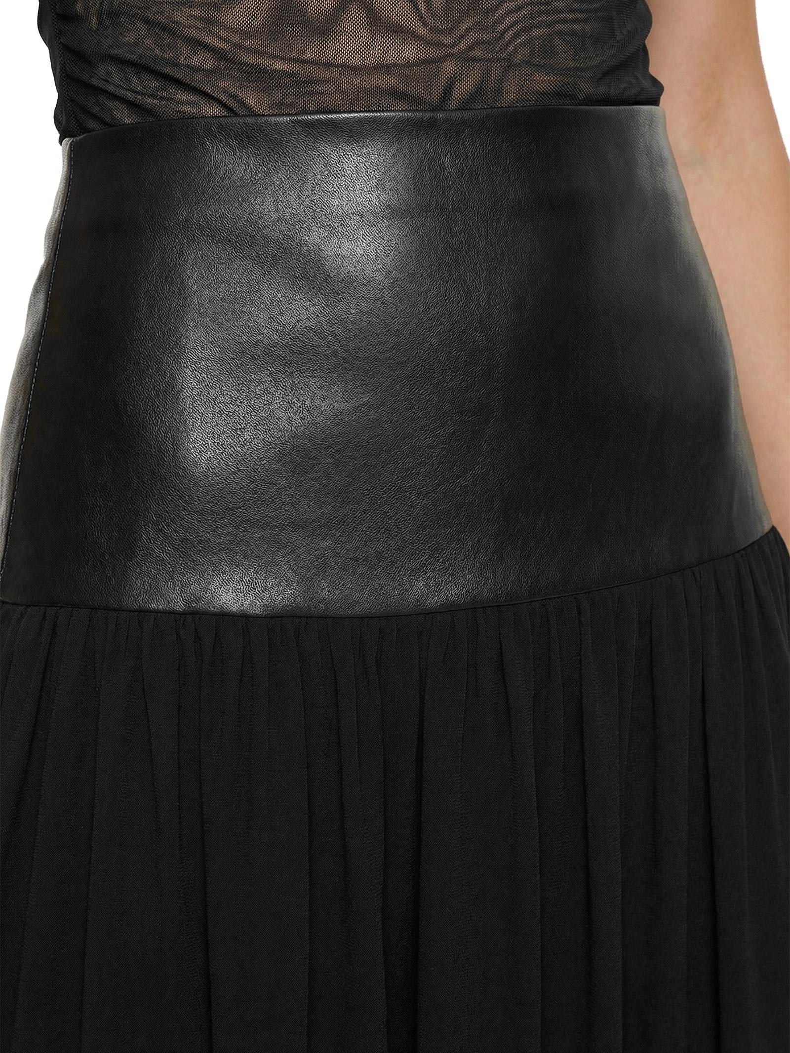 Saia Evasê com Pala Preto Lança Perfume