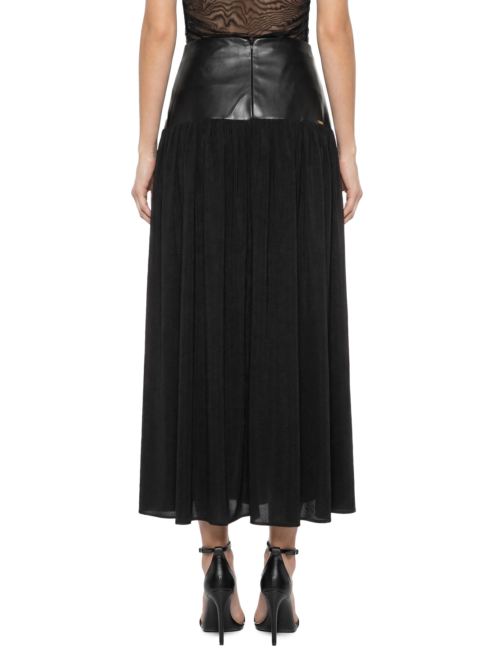 Saia Evasê com Pala Preto Lança Perfume