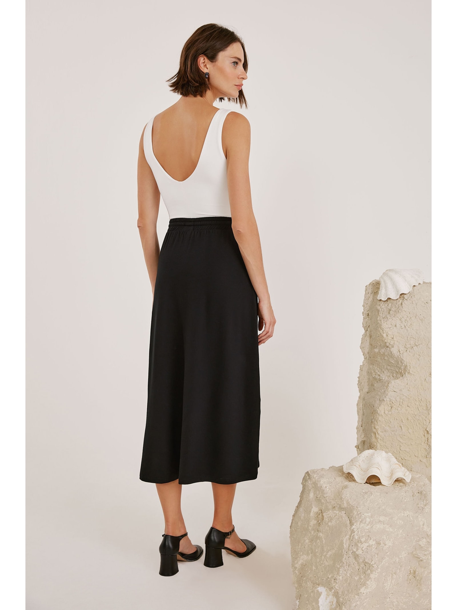 Saia Midi Preta Bambu Aruna Yogini