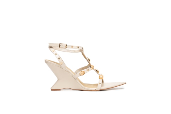 Sandália Feminina em Couro com Pedraria e Salto Anabela - Off White