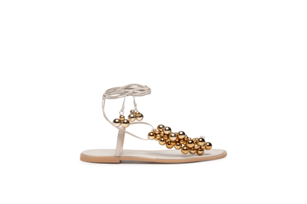 Sandália Feminina Rasteira e Enfeites Metálicos - Off White