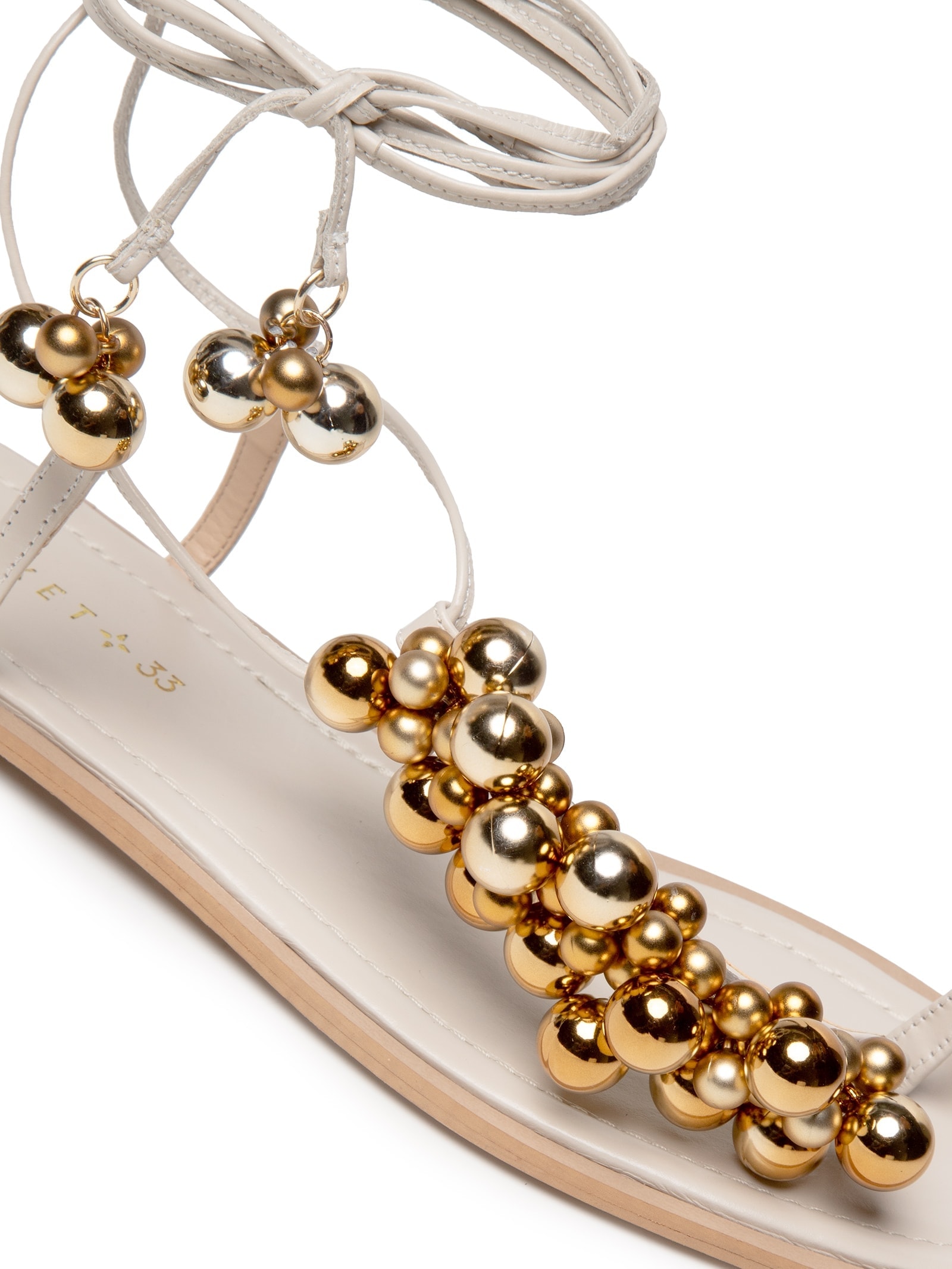 Sandália Feminina Rasteira e Enfeites Metálicos Off White Market 33