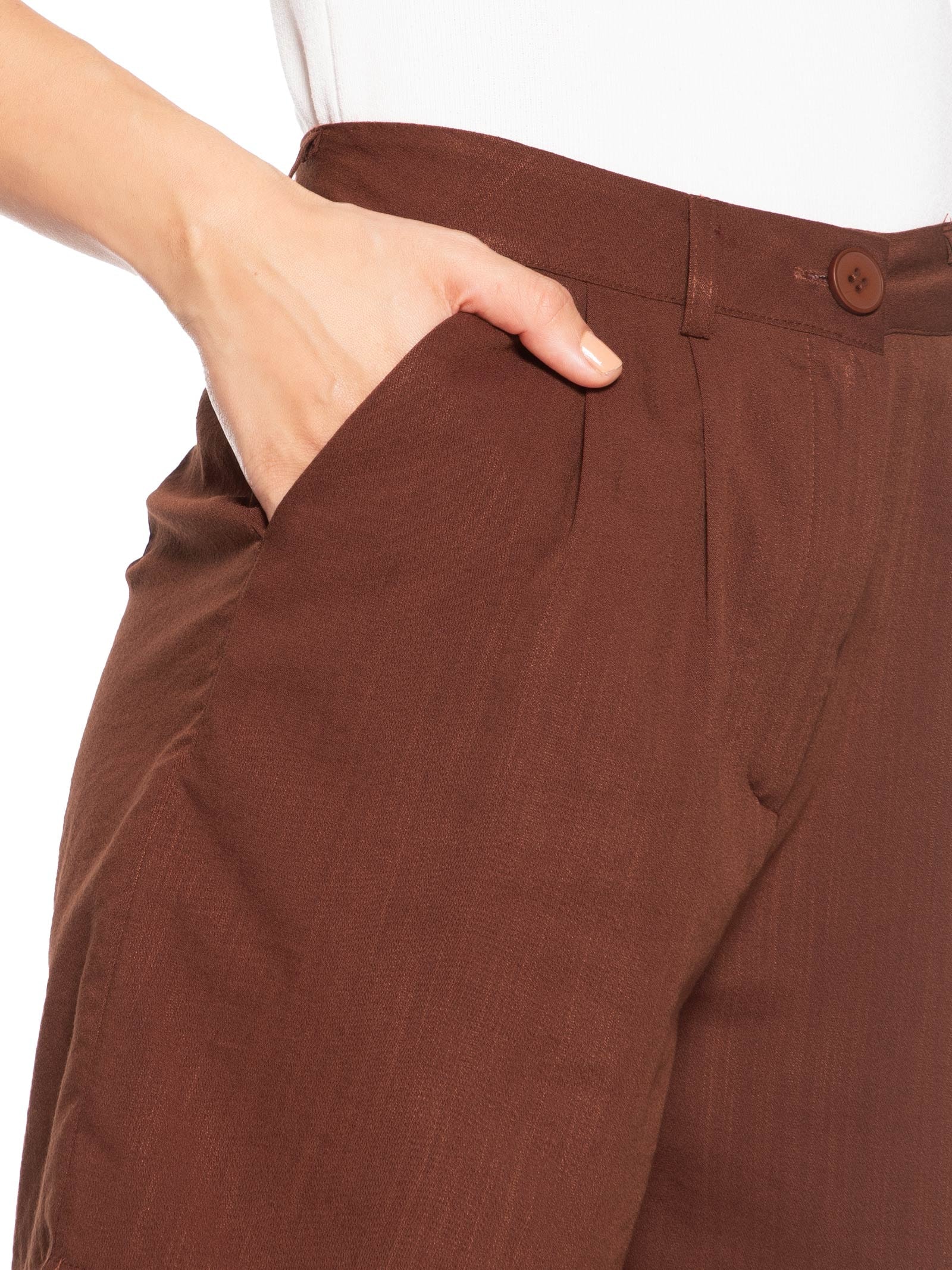 Short Feminino Alfaiataria De Pregas Marrom Basiq