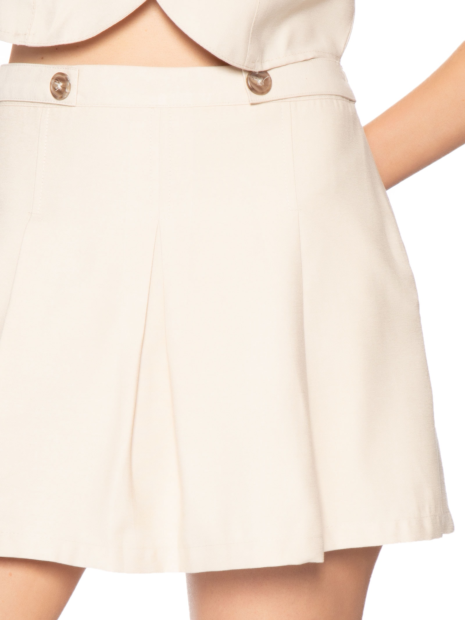 Short Saia Pregas Com Botões Bege Basiq