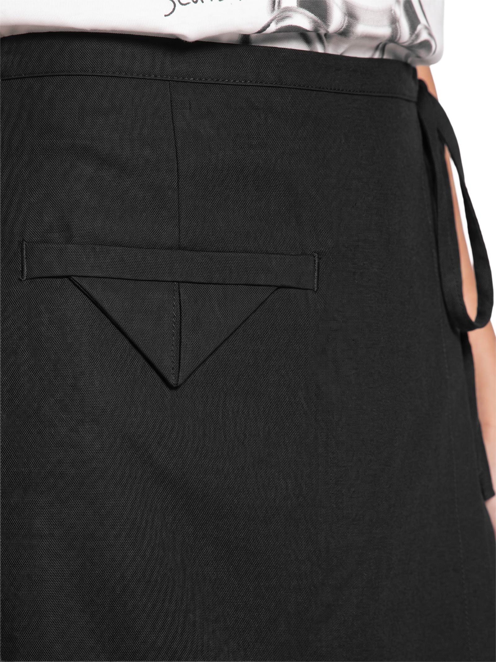 Short Saia Preto Colcci